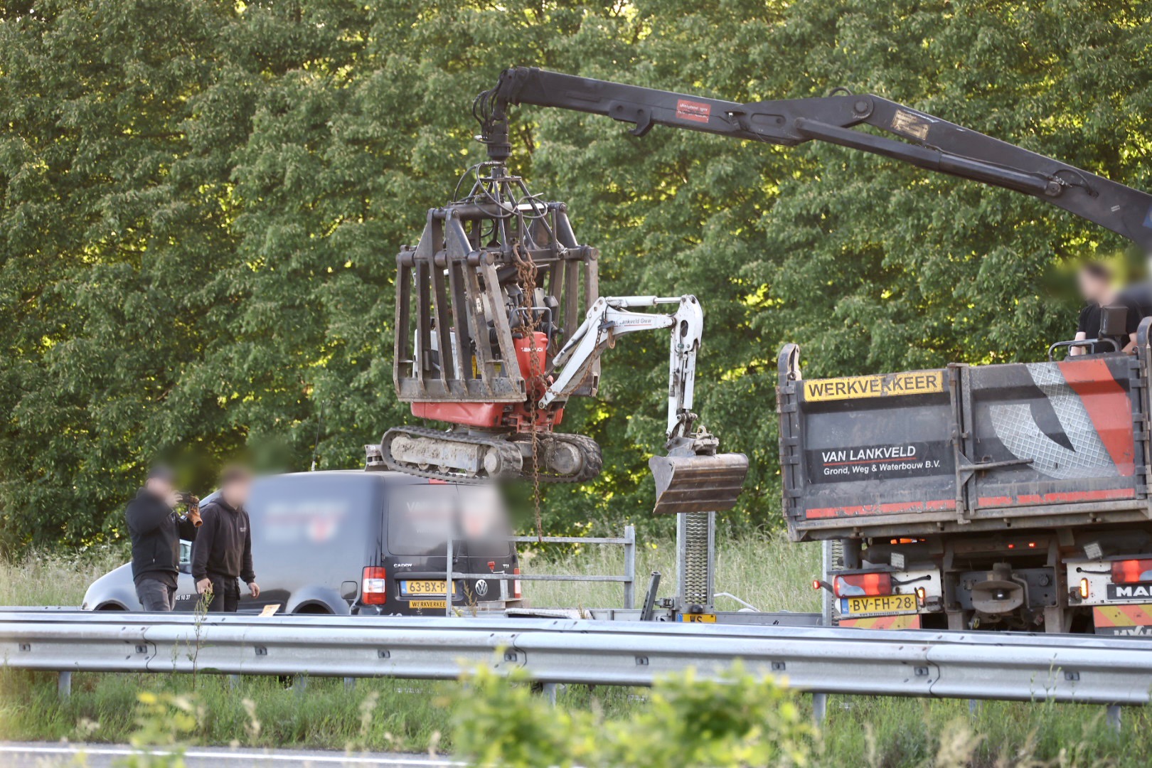Minigraver valt van aanhanger op A73