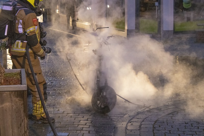 Scooter brandt volledig uit op door onbekende oorzaak