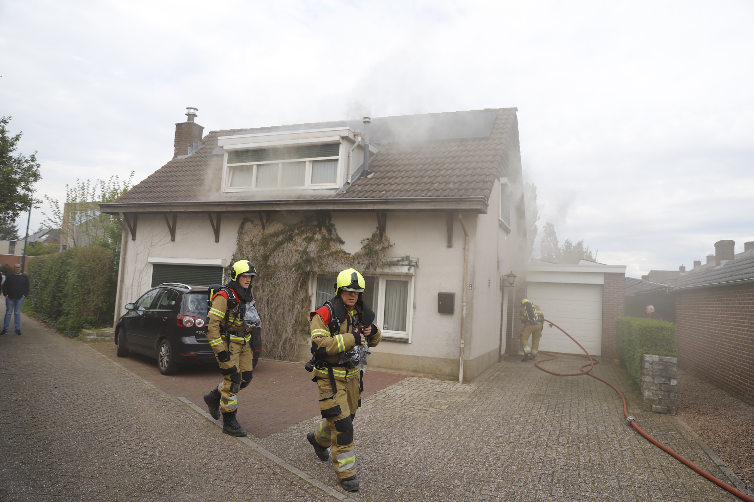 Brandweer redt hond uit brandende woning