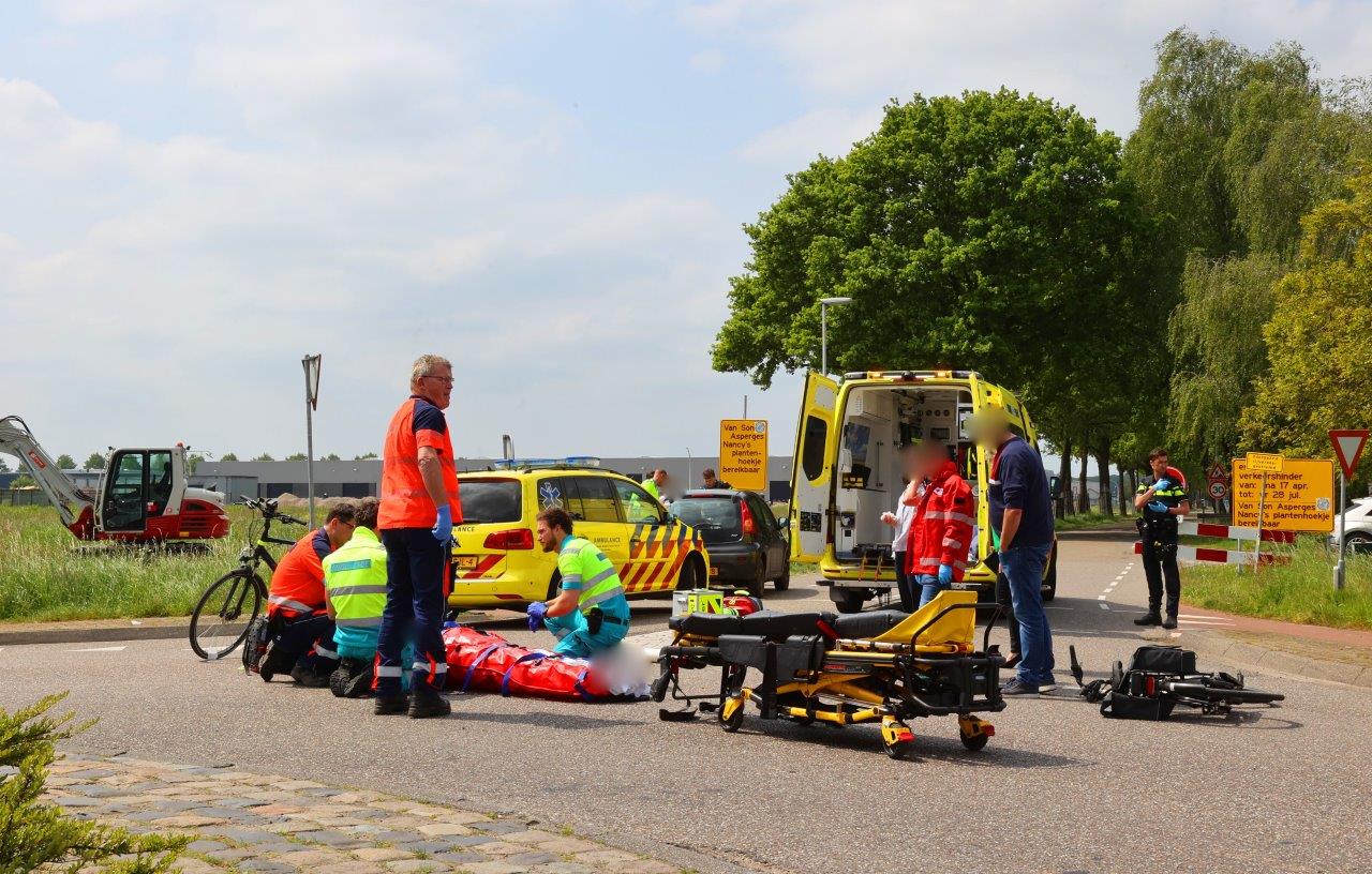 Fietser ernstig gewond door aanrijding met auto