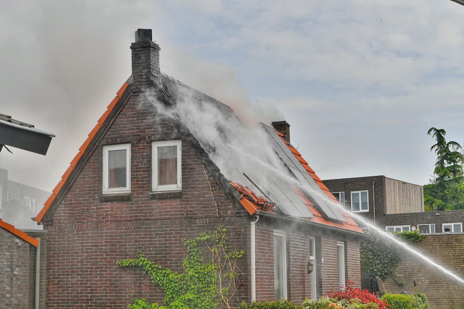 FOTO UPDATE: Uitslaande brand in woning met zonnepanelen