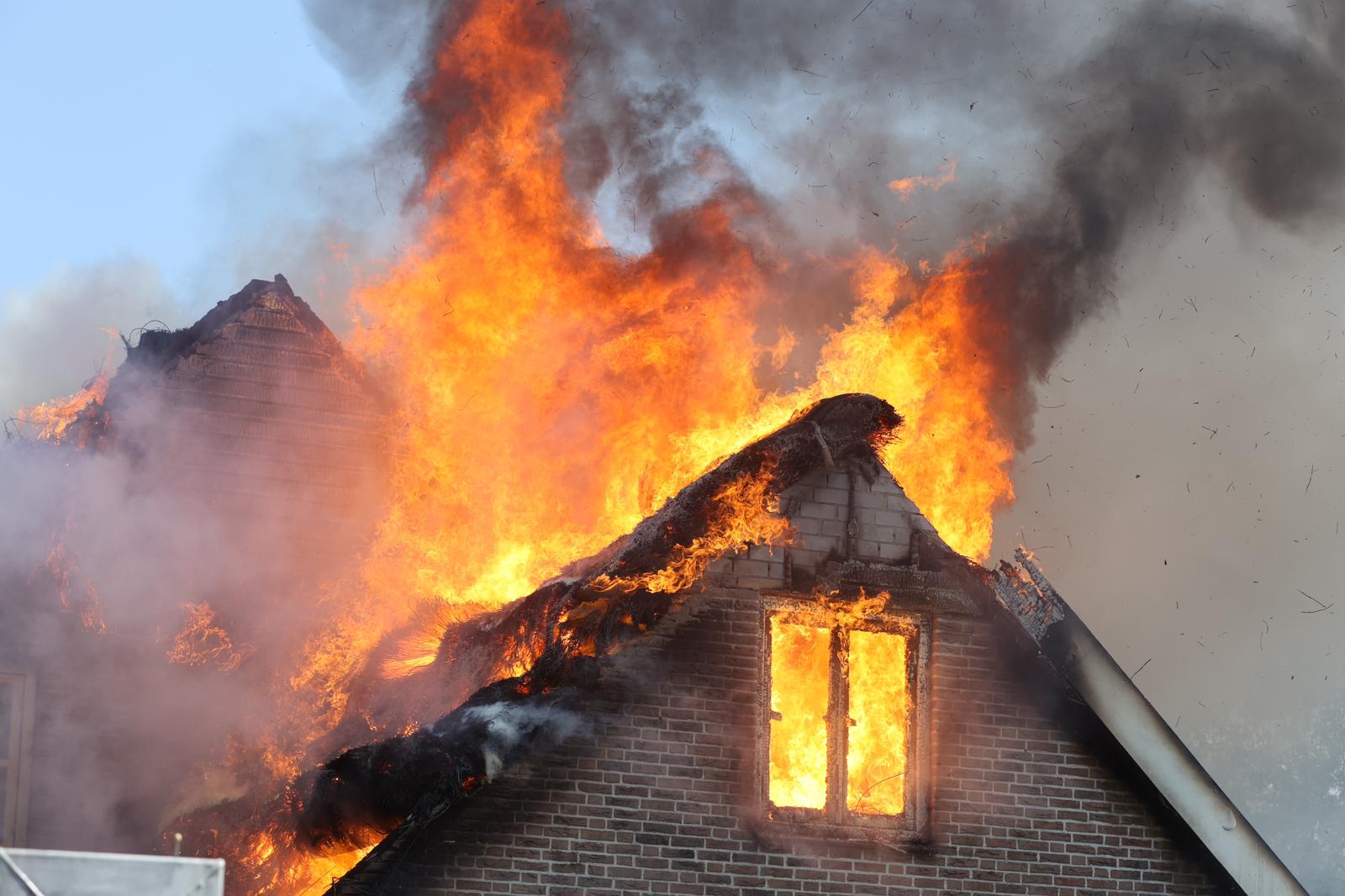 FOTO UPDATE: Grote brand in woning met rieten dak
