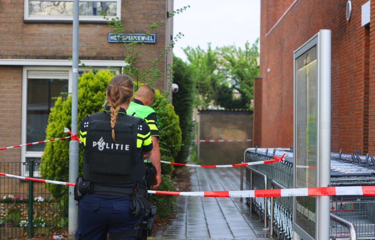 Schot gelost bij winkelcentrum, politie op zoek naar schutter