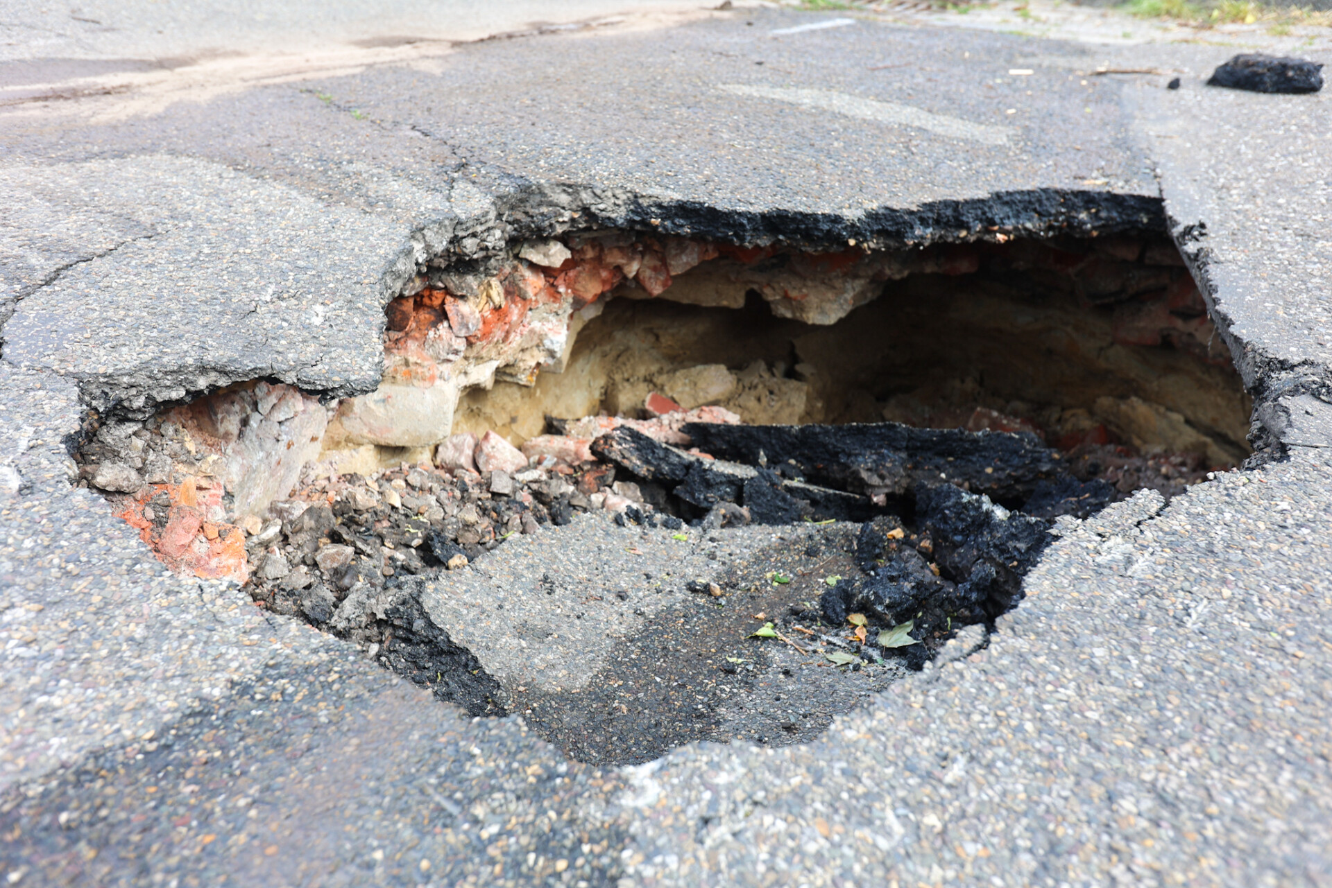 Wegafsluiting door sinkhole in Joris Minnestraat