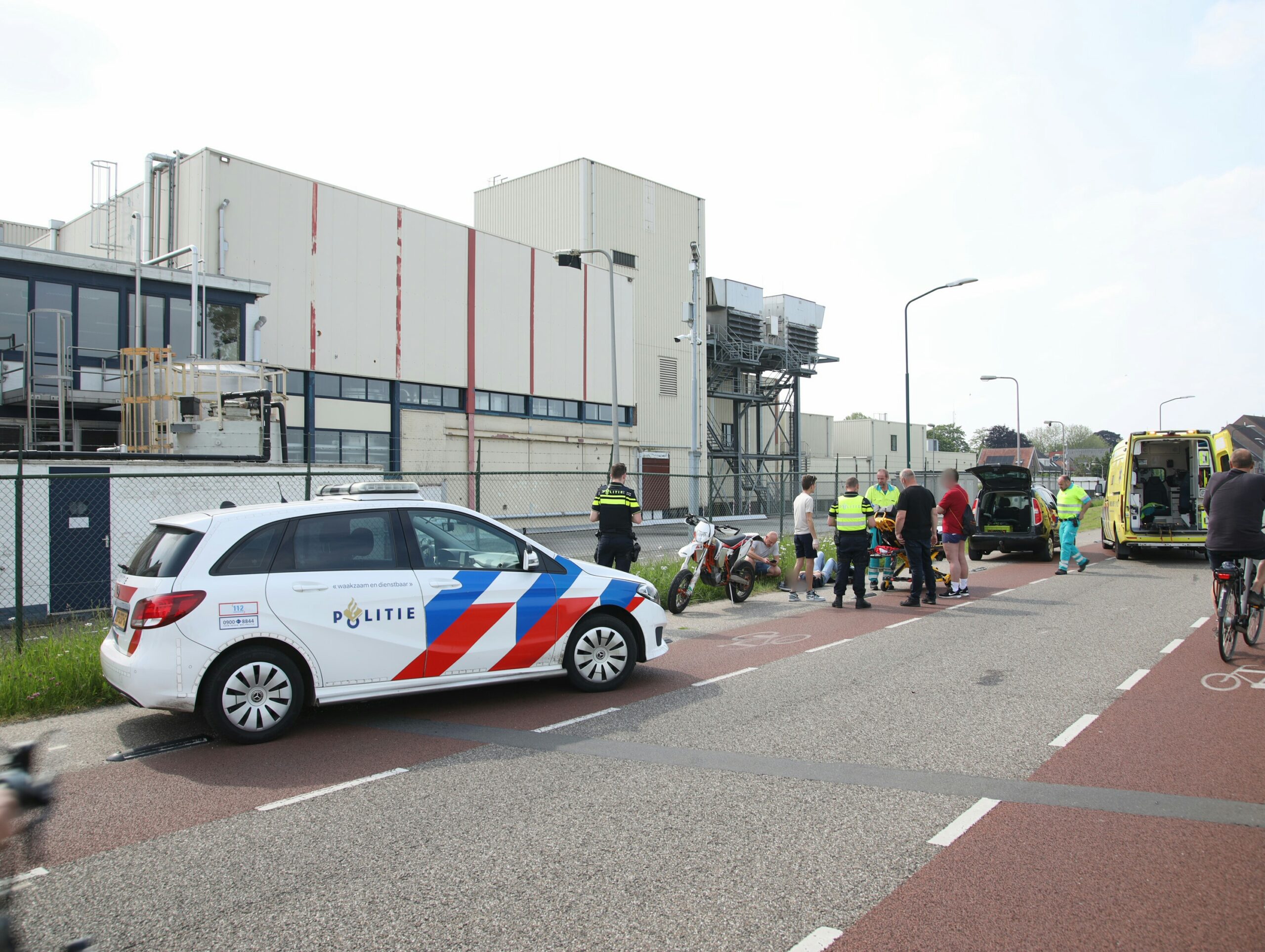 Motorrijder komt ten val en schuift zo’n zestig meter door