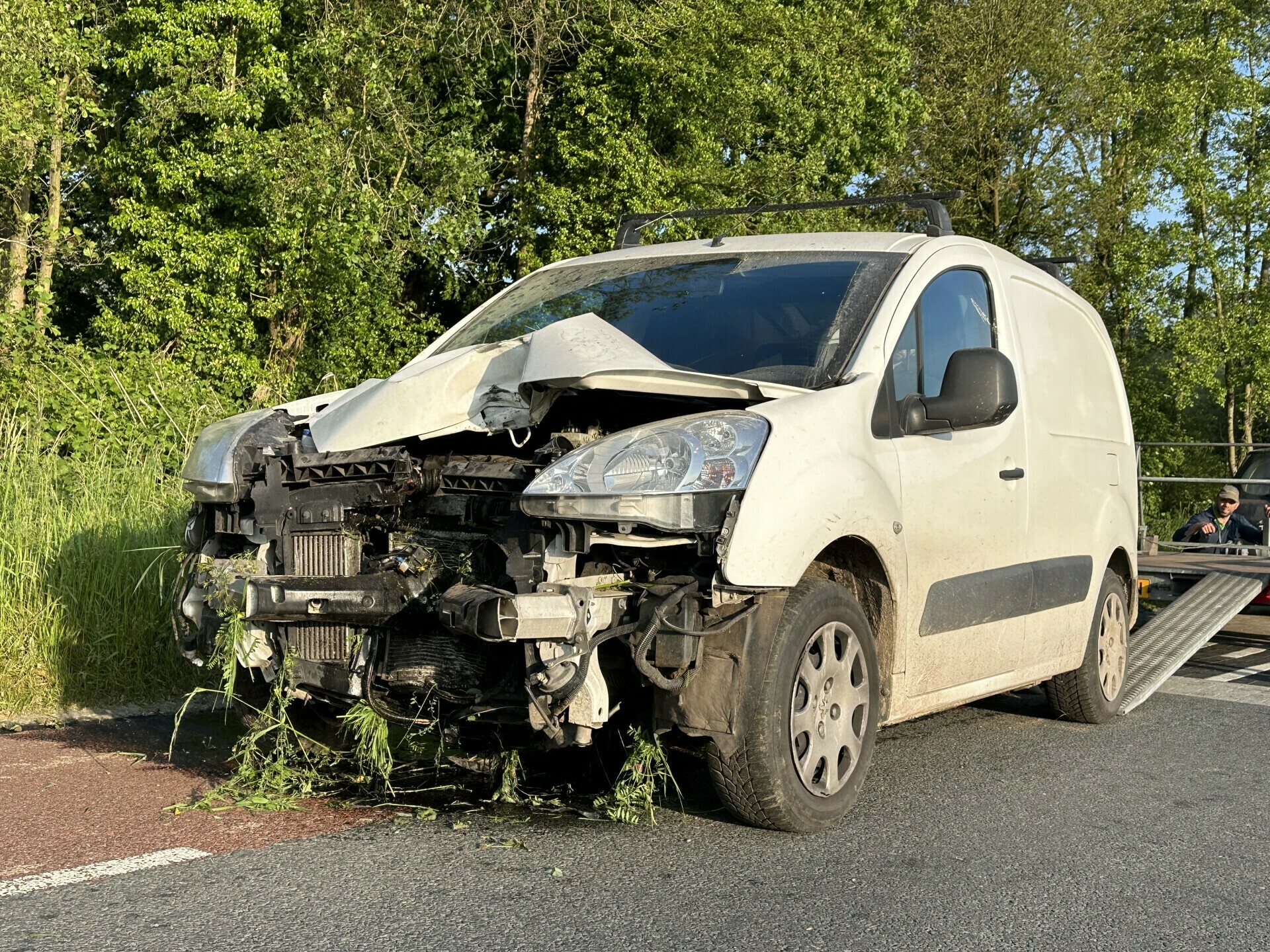Auto raakt van de weg en ramt lantaarnpaal en verkeersbord