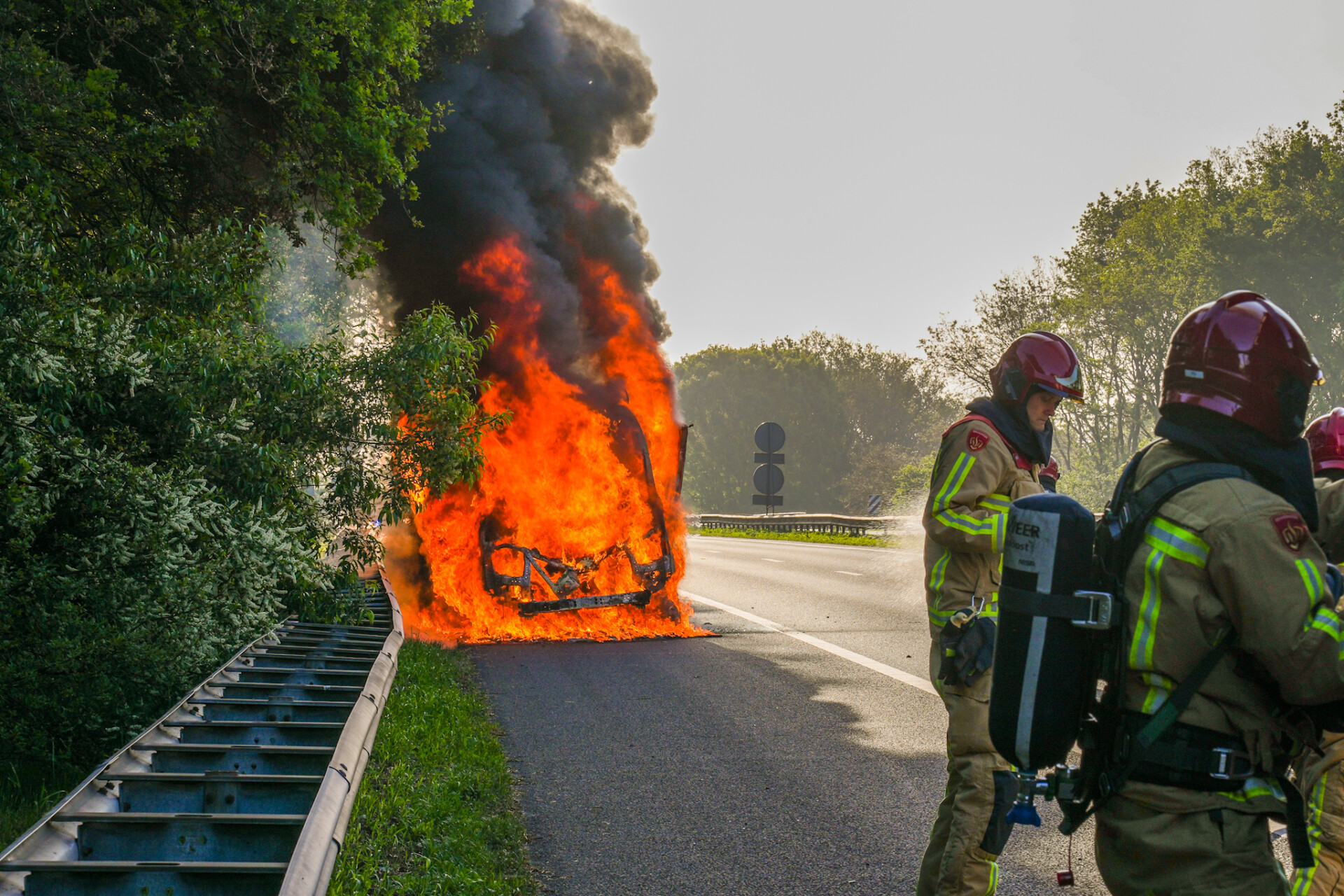 Bestelbus brand volledig uit: A67 volledig dicht