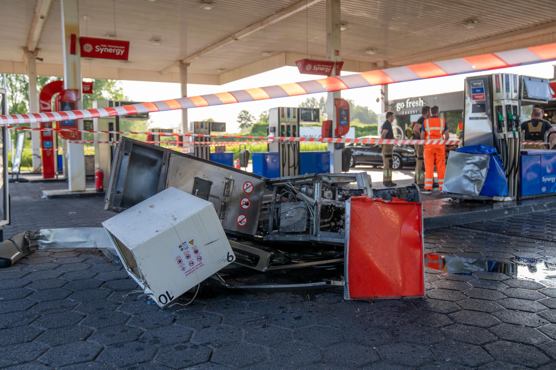 Auto’s botsen op tankstation en richten ravage aan