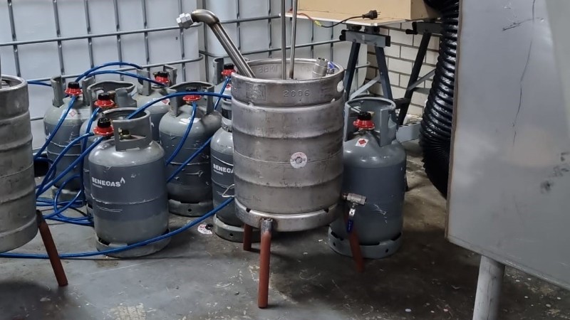 Politie stuit op werkend drugslab: man aangehouden