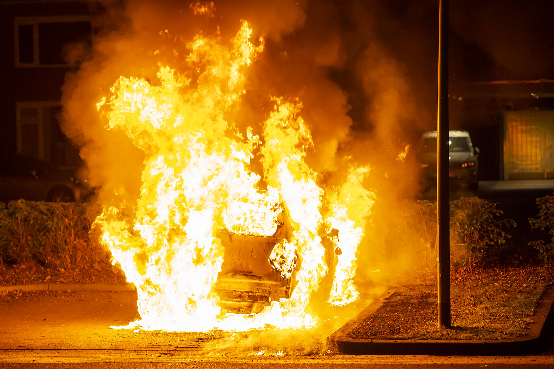 Auto gaat volledig in vlammen op