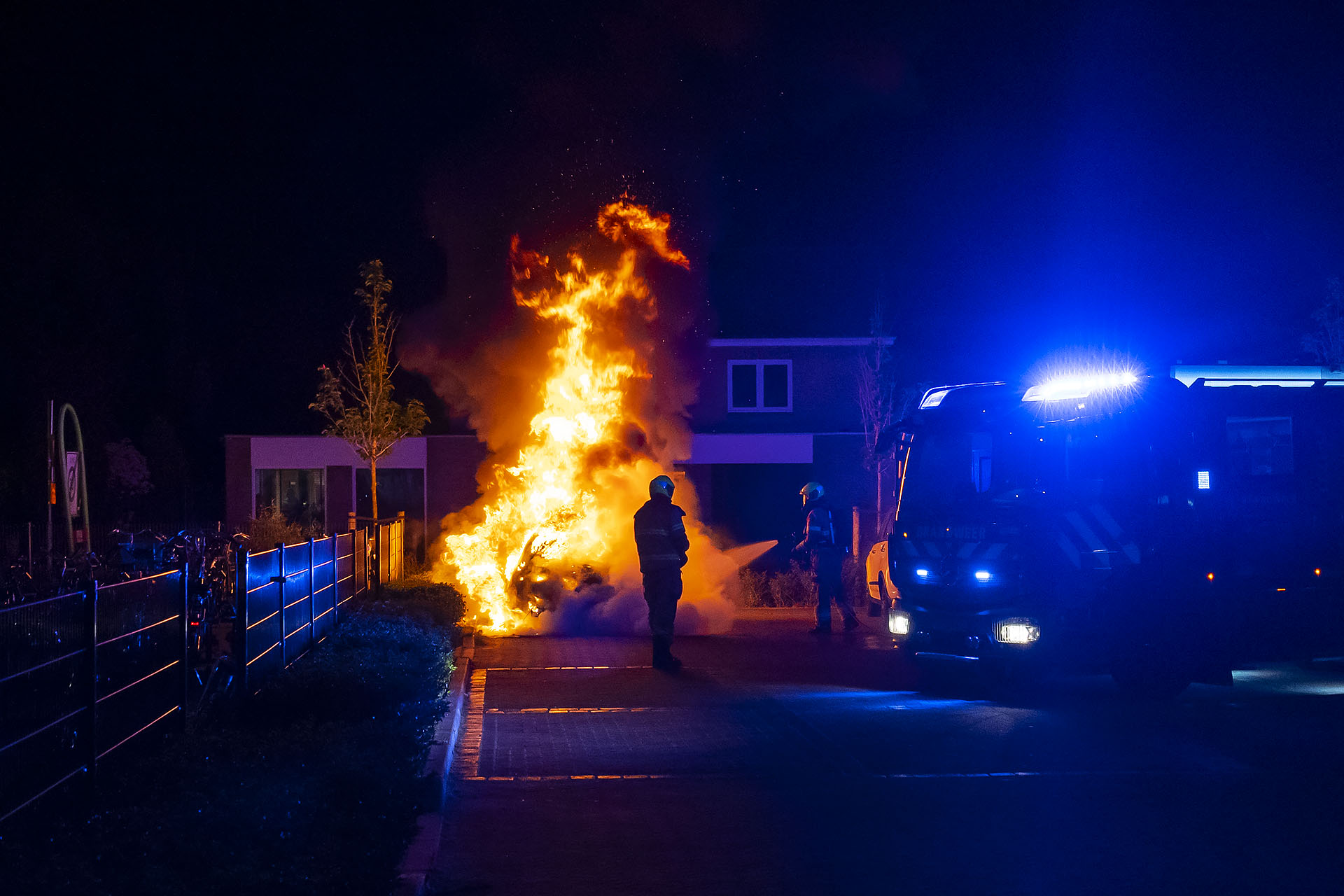 Auto brand uit; brandstichting niet uitgesloten