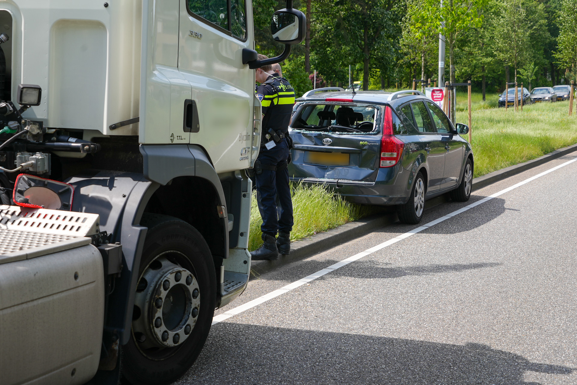 Auto van achteren aangereden door vrachtwagen