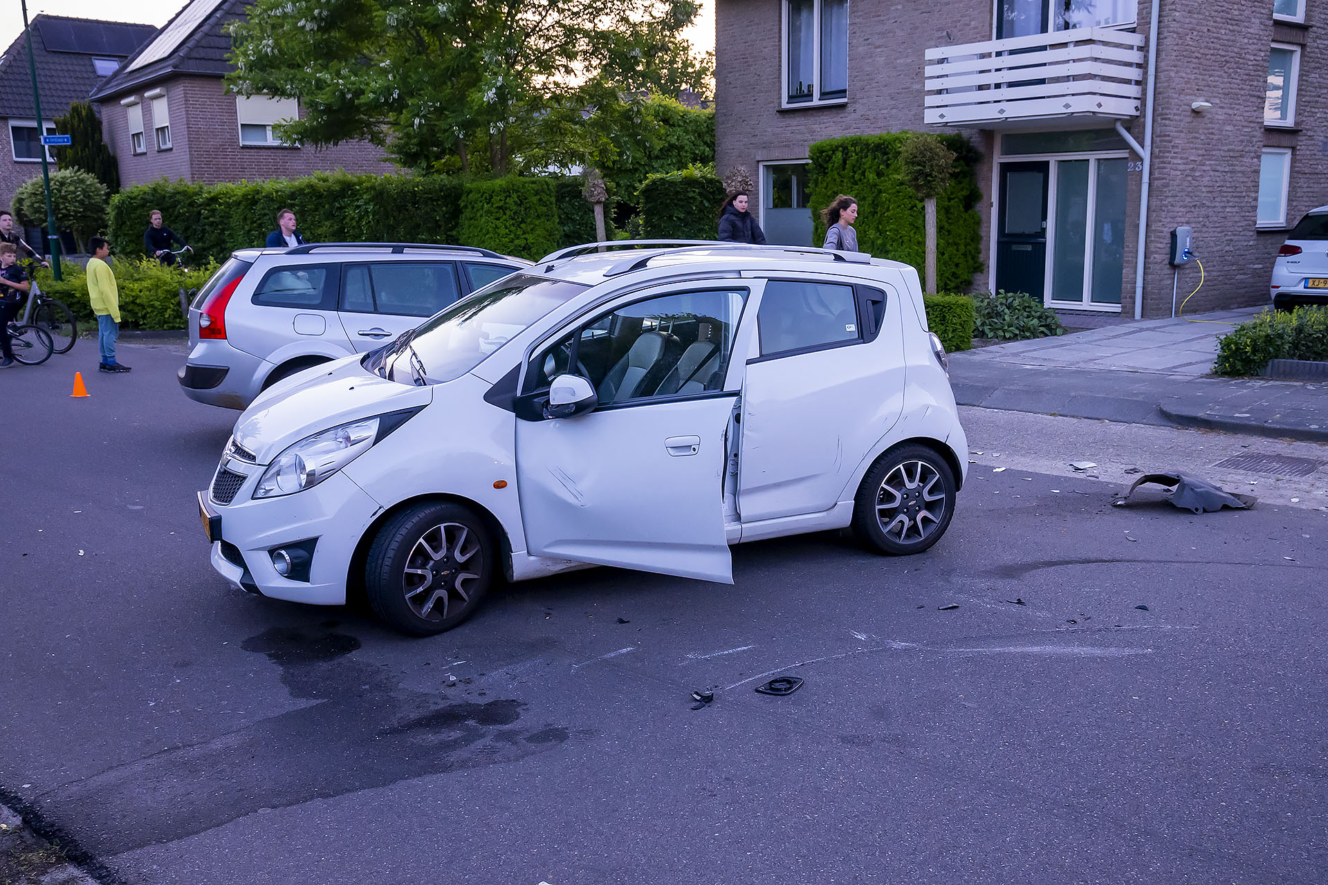 Automobiliste krijg black-out en ramt geparkeerde auto