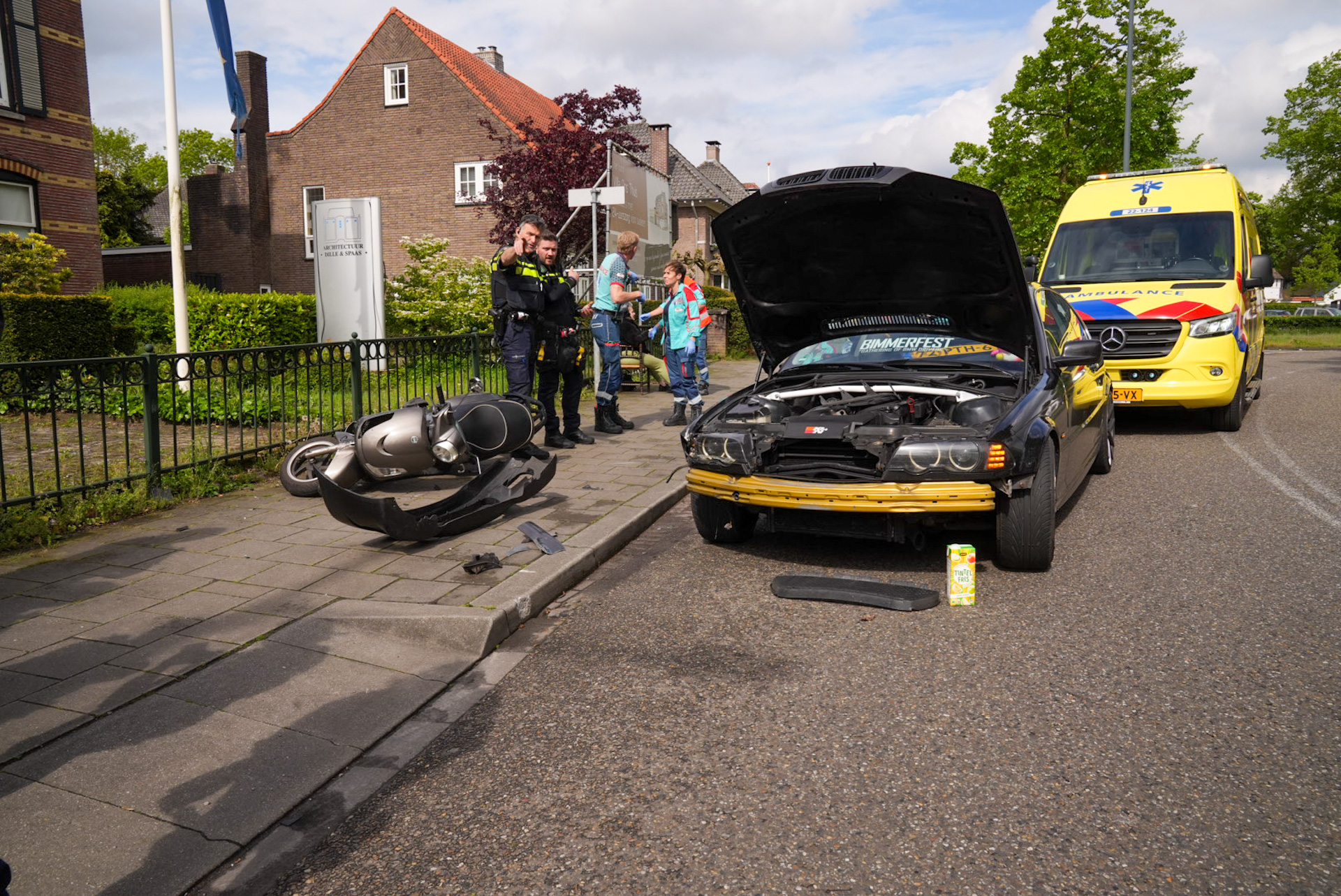 Twee gewonden bij aanrijding tussen auto en scooter