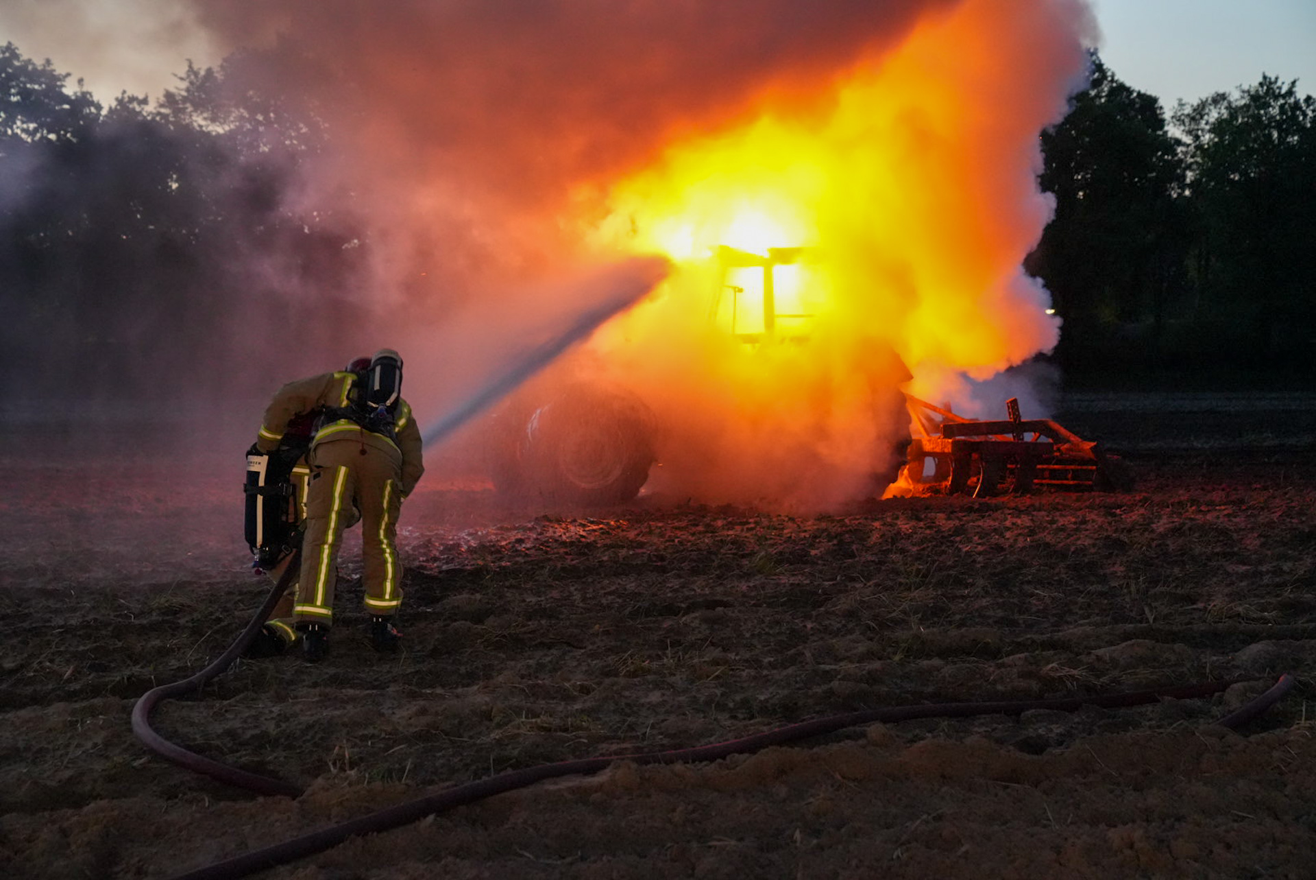 Tractor vliegt in brand tijdens werkzaamheden op weiland