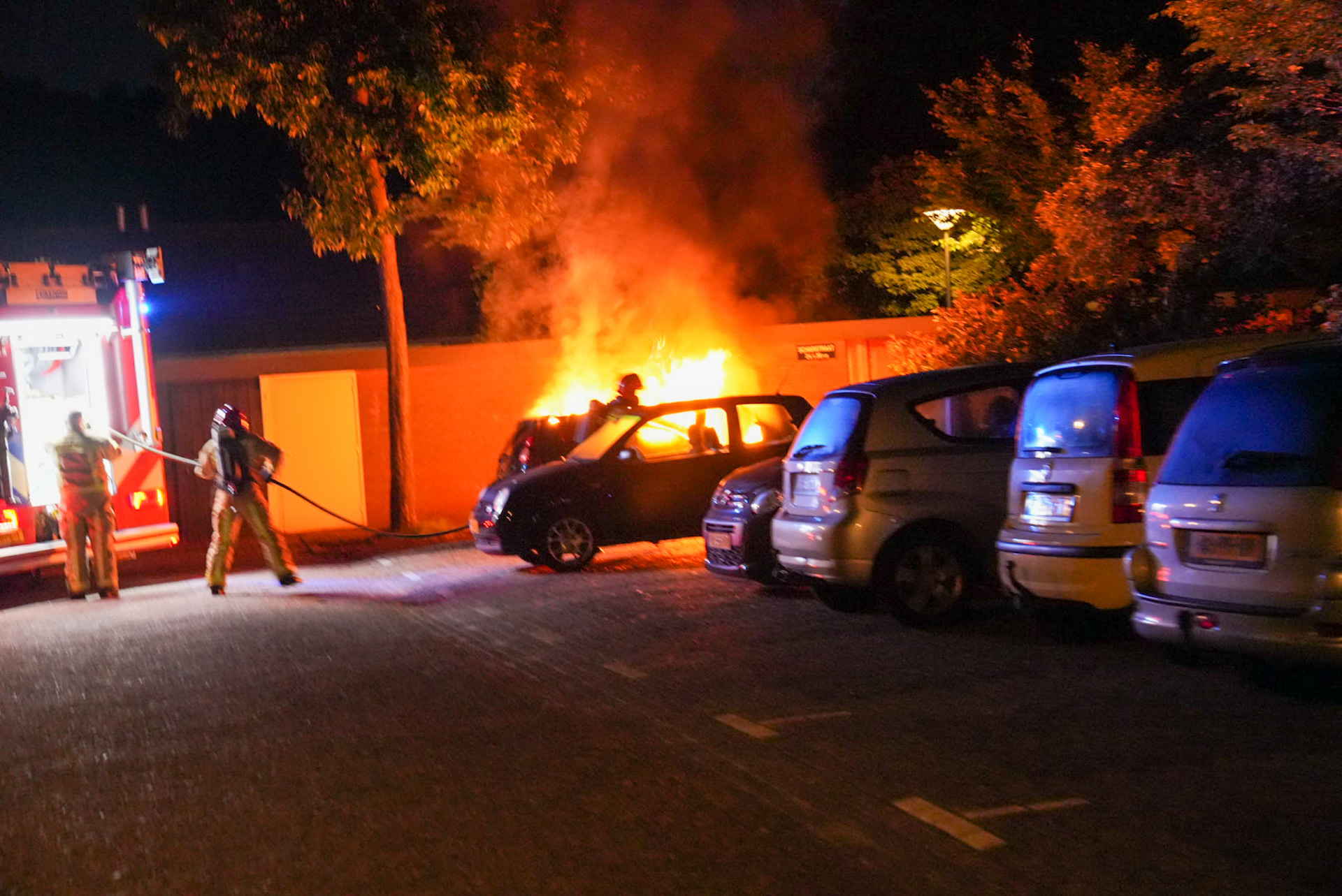 Twee auto’s verwoest door brandstichter in Helmond