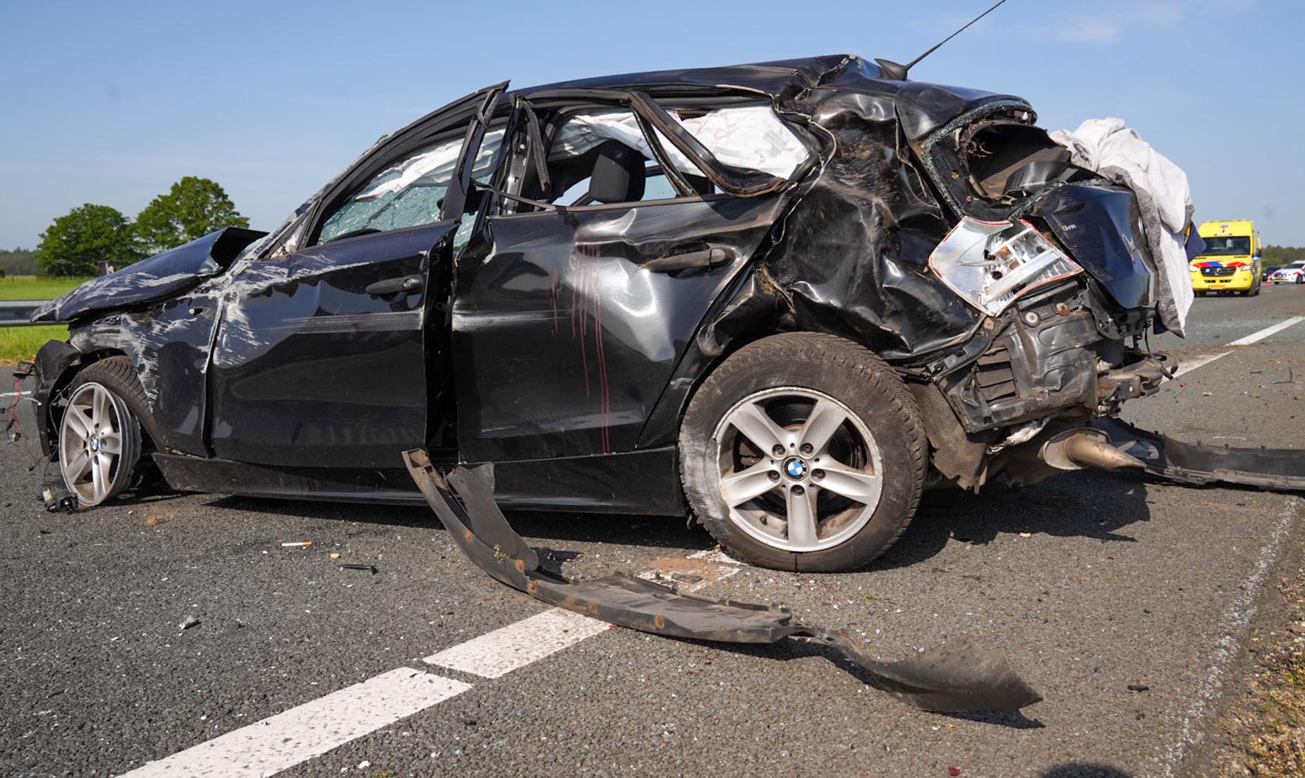 Auto klapt tegen vangrail van snelweg