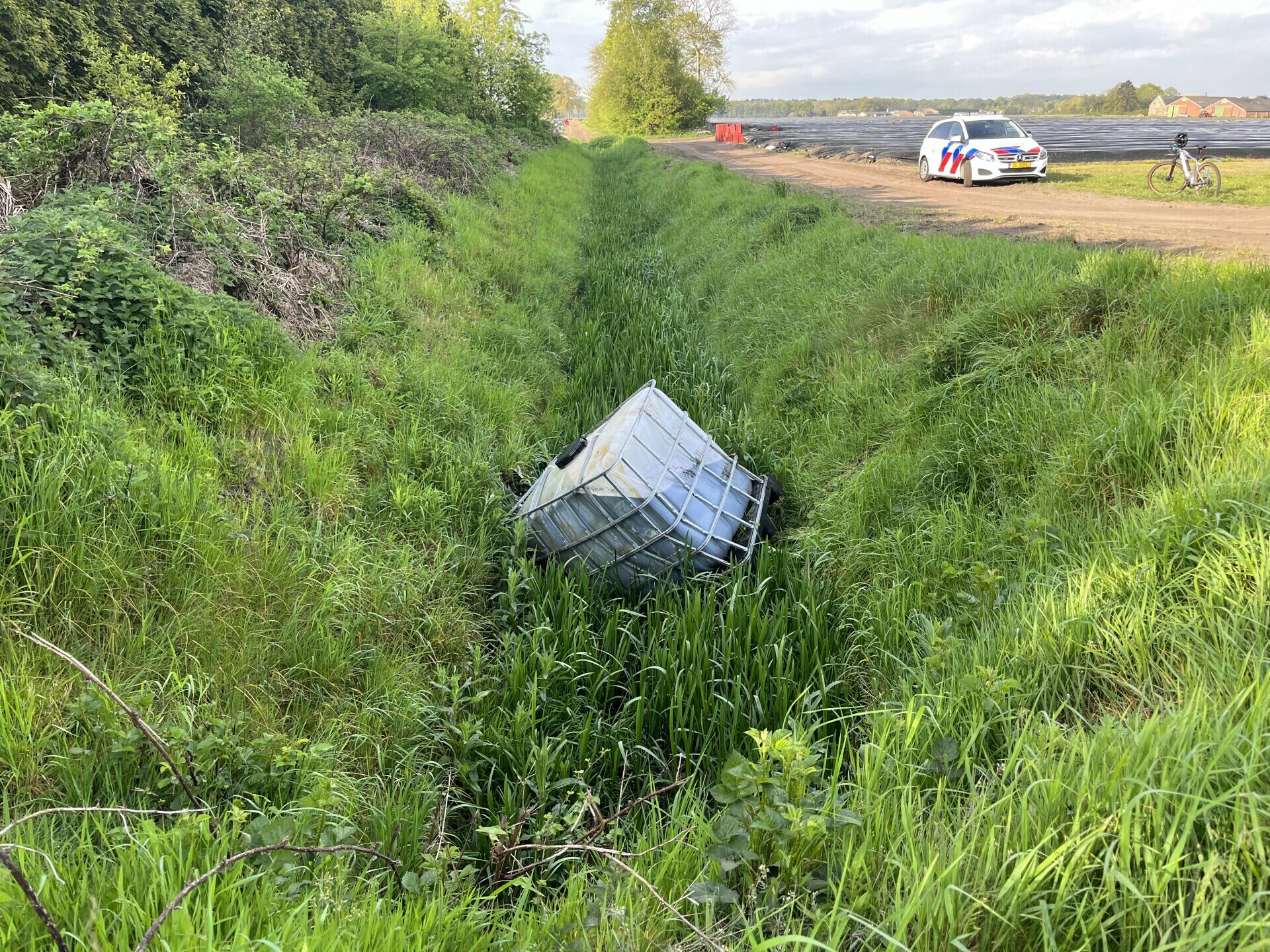 Groot vat drugsafval gedumpt in sloot