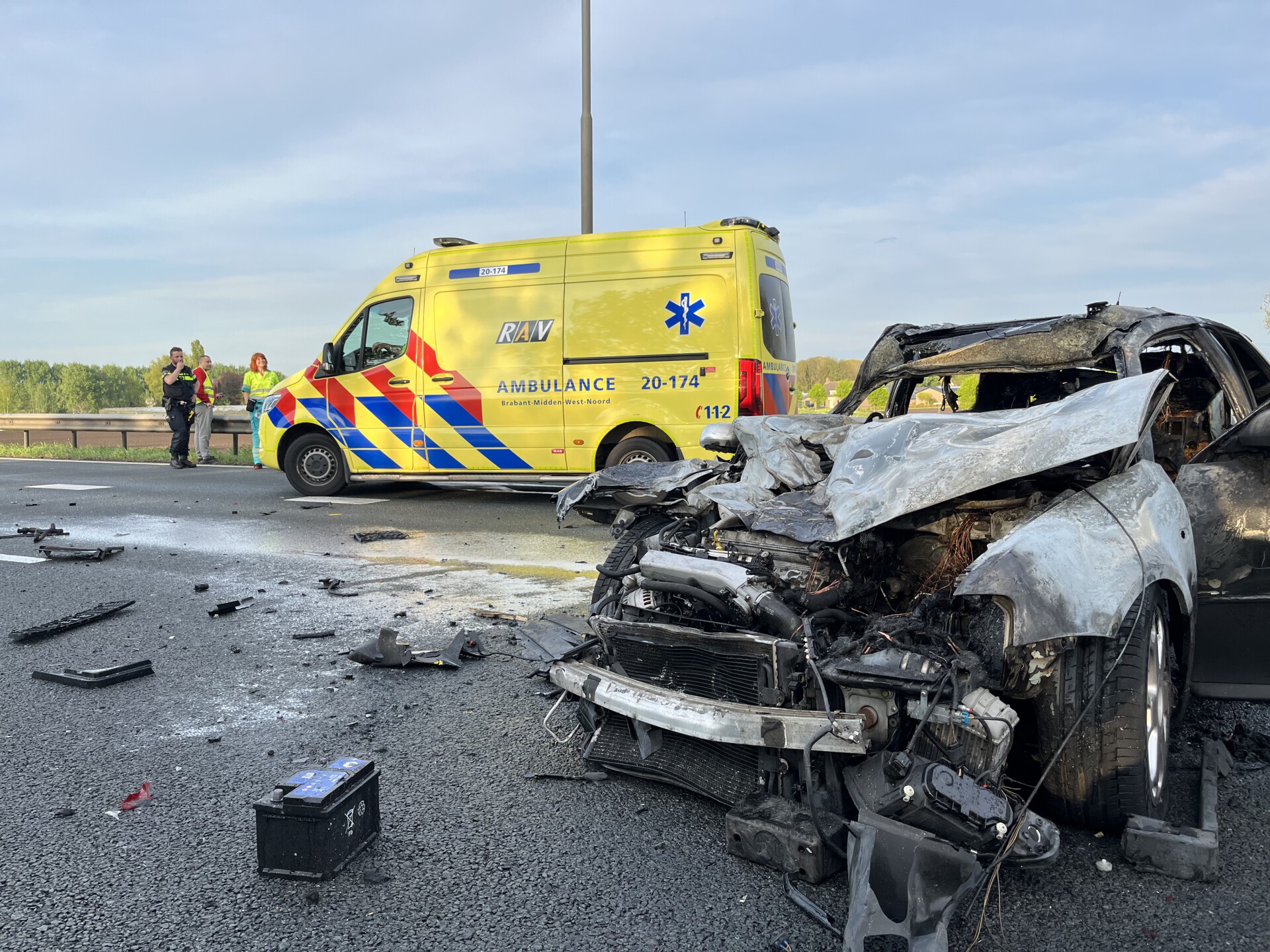 Auto rijdt met hoge snelheid over vluchtstrook en crasht tegen vrachtwagen, 27-jarige aangehouden