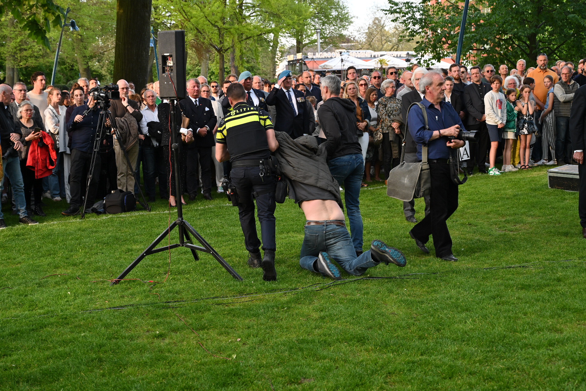 Dronken man verstoort dodenherdenking
