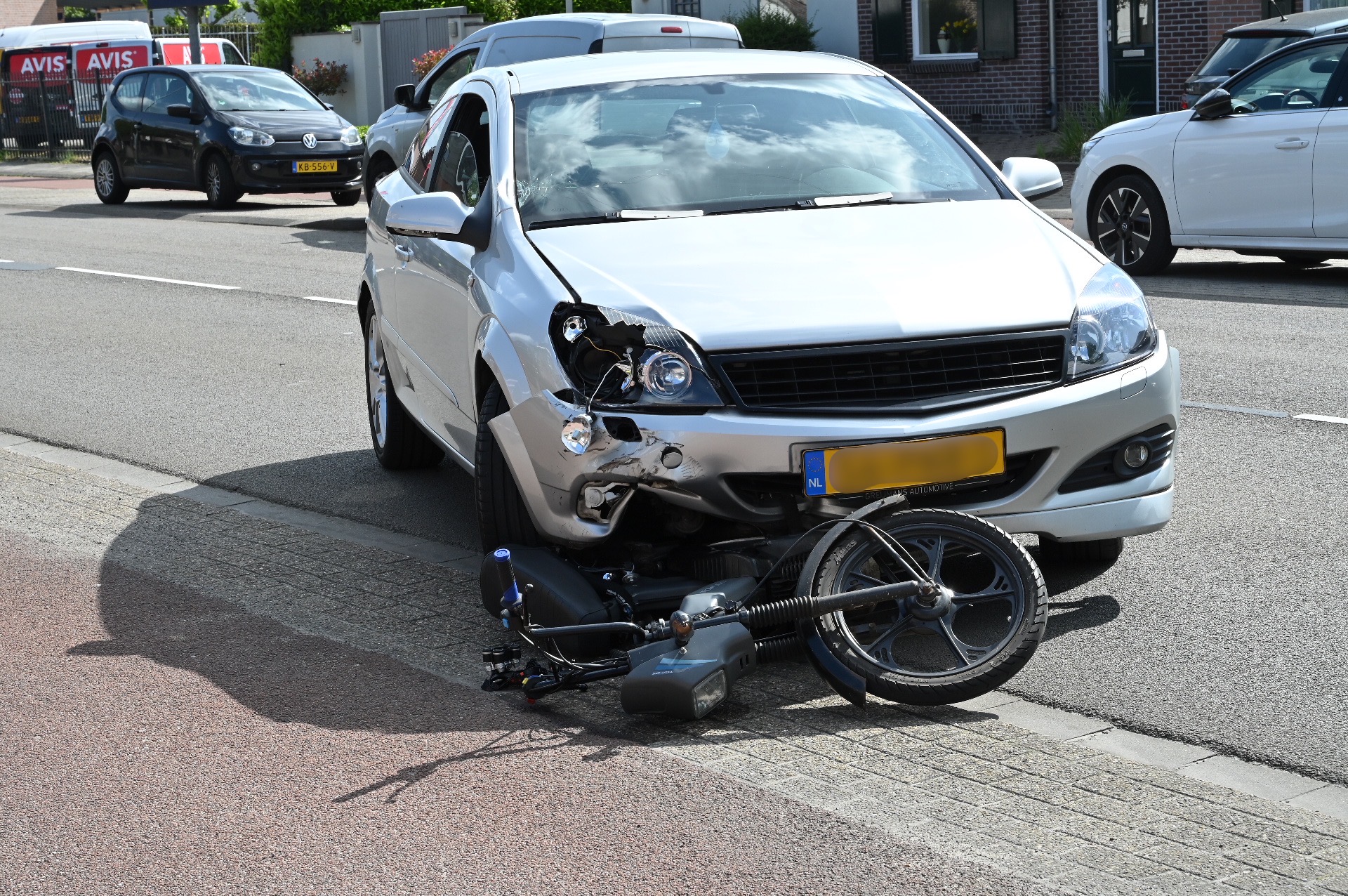 Brommerrijder gewond door aanrijding met auto