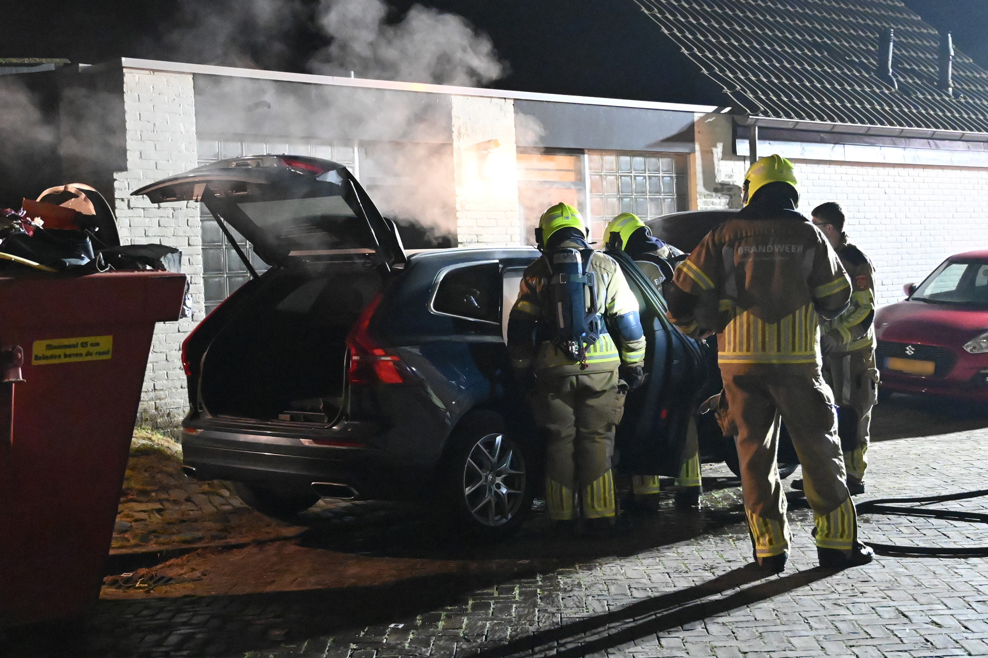 Geparkeerde auto vliegt ’s nachts in brand