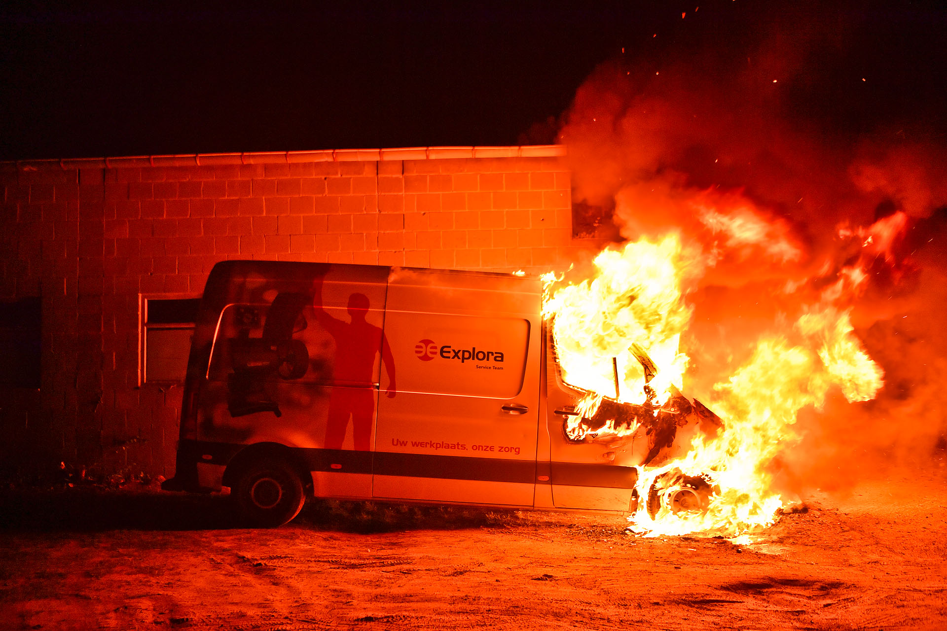 Opnieuw een bestelbus van bedrijf in brand gestoken