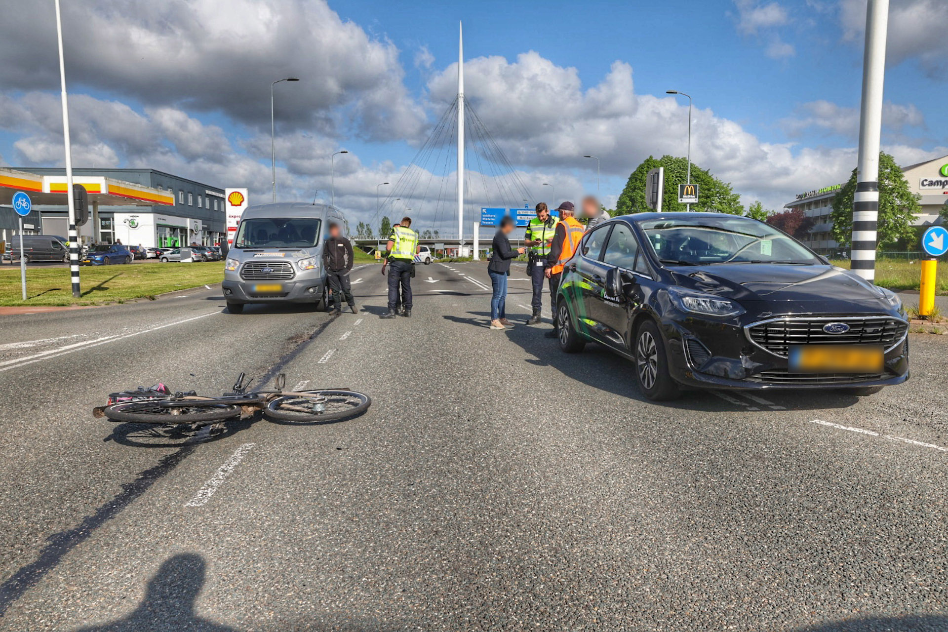 Jong meisje op fiets in botsing met auto, meisje gewond