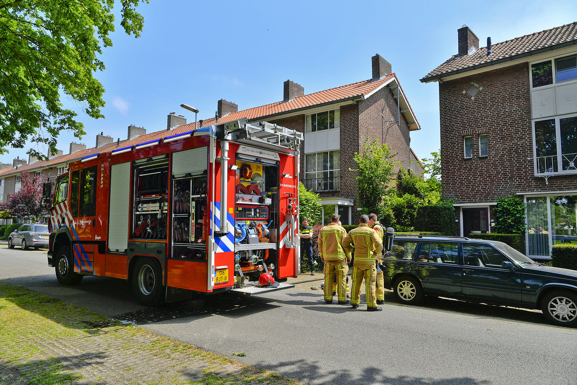 Brand op plat dak achter woning