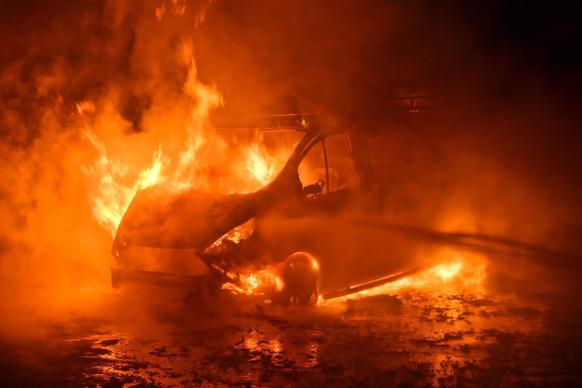 Bestelbus brandt volledig uit