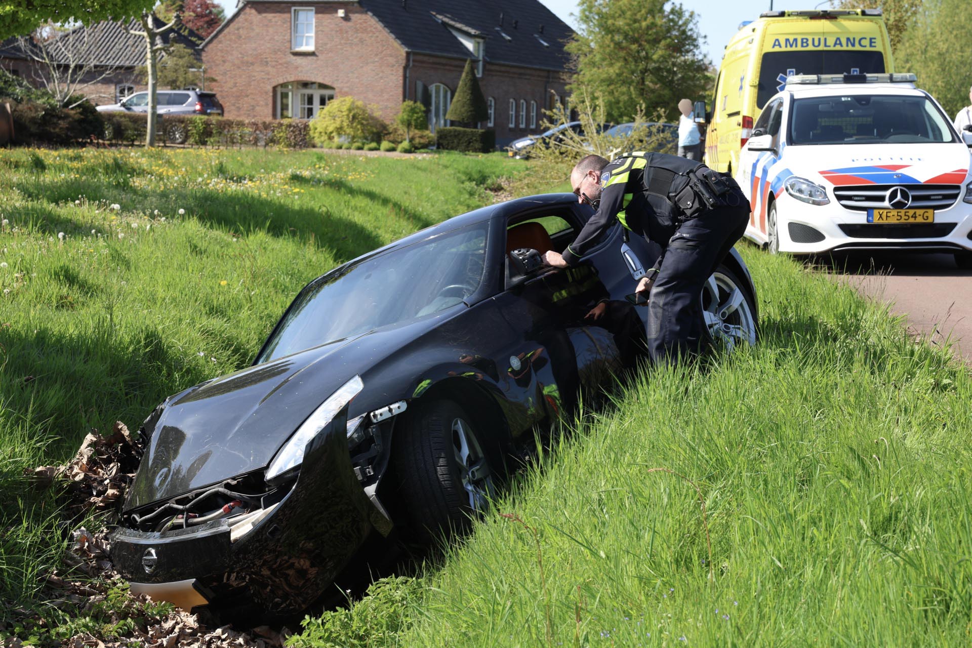 Auto raakt lantaarnpaal, twee bomen, en belandt in sloot