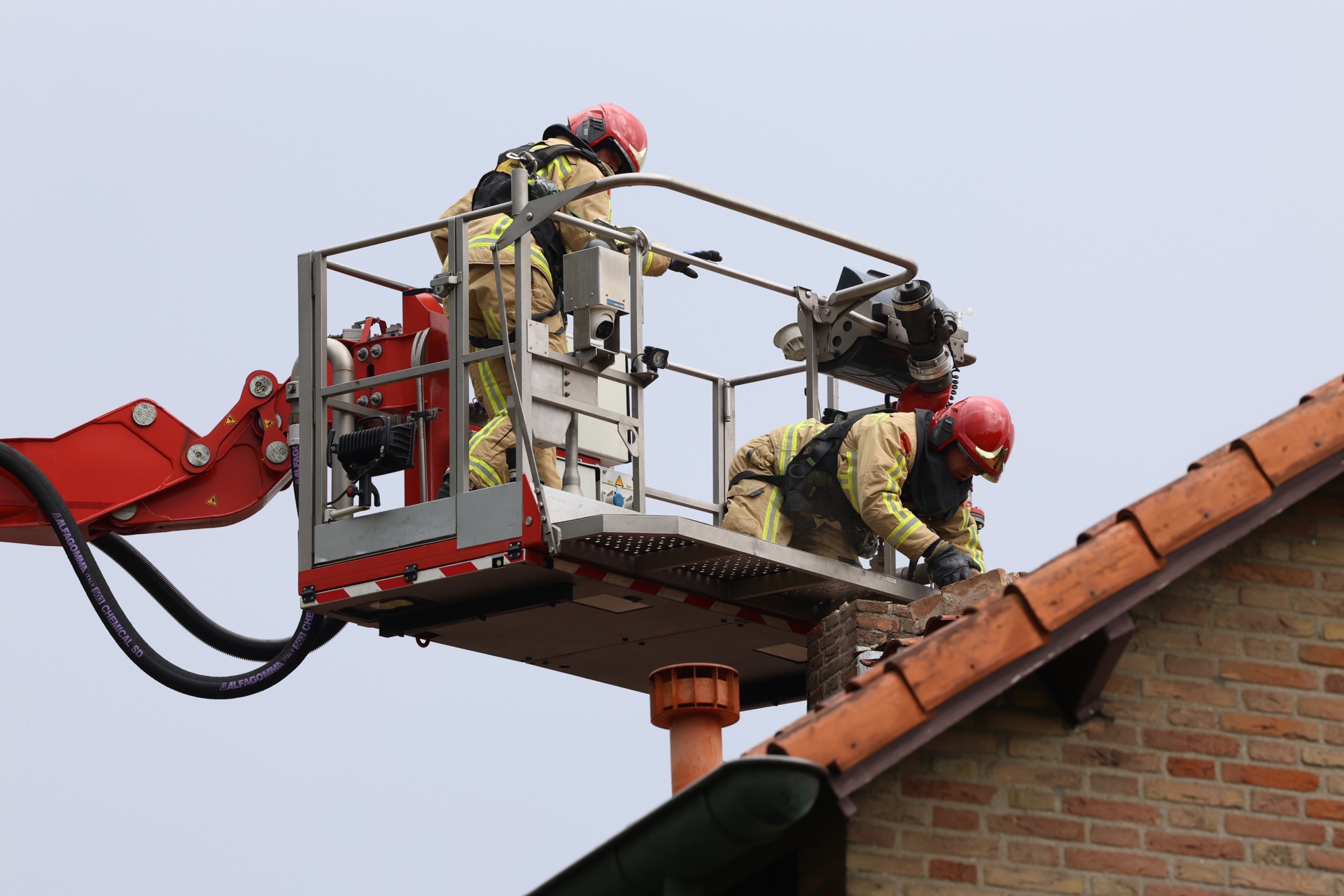 Bliksem slaat in op schoorsteen van woning