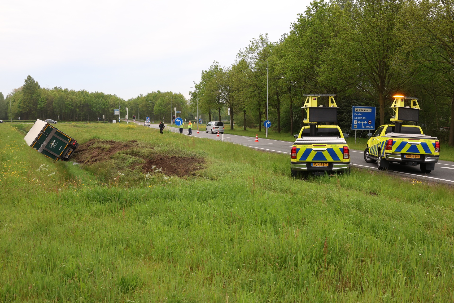 Vrachtwagen Rijdt Rechtdoor Op A2-afrit En Belandt In De Sloot - 112Brabant