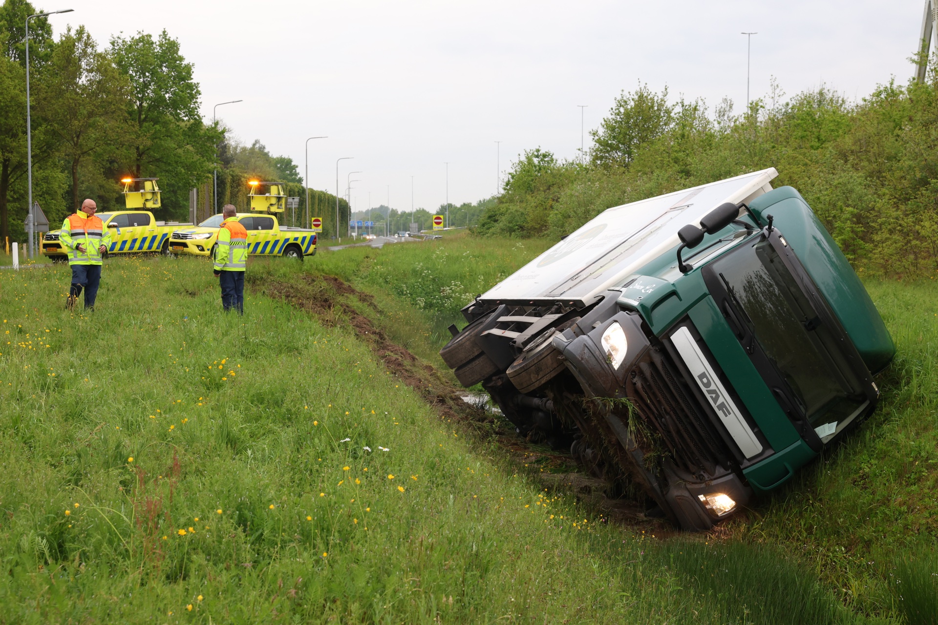 Vrachtwagen rijdt rechtdoor op A2-afrit en belandt in de sloot