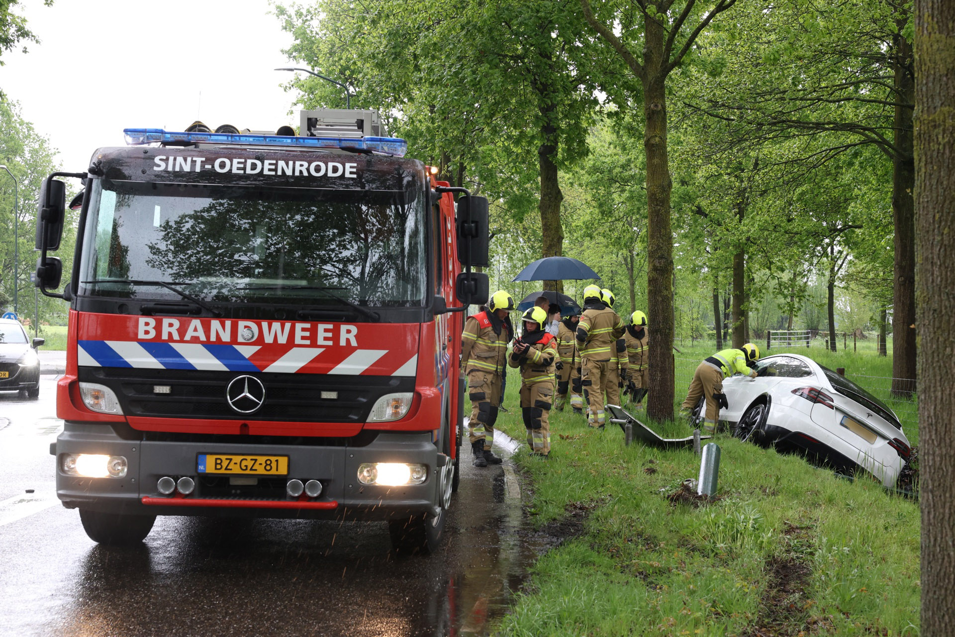 Tesla crasht en komt in de sloot terecht