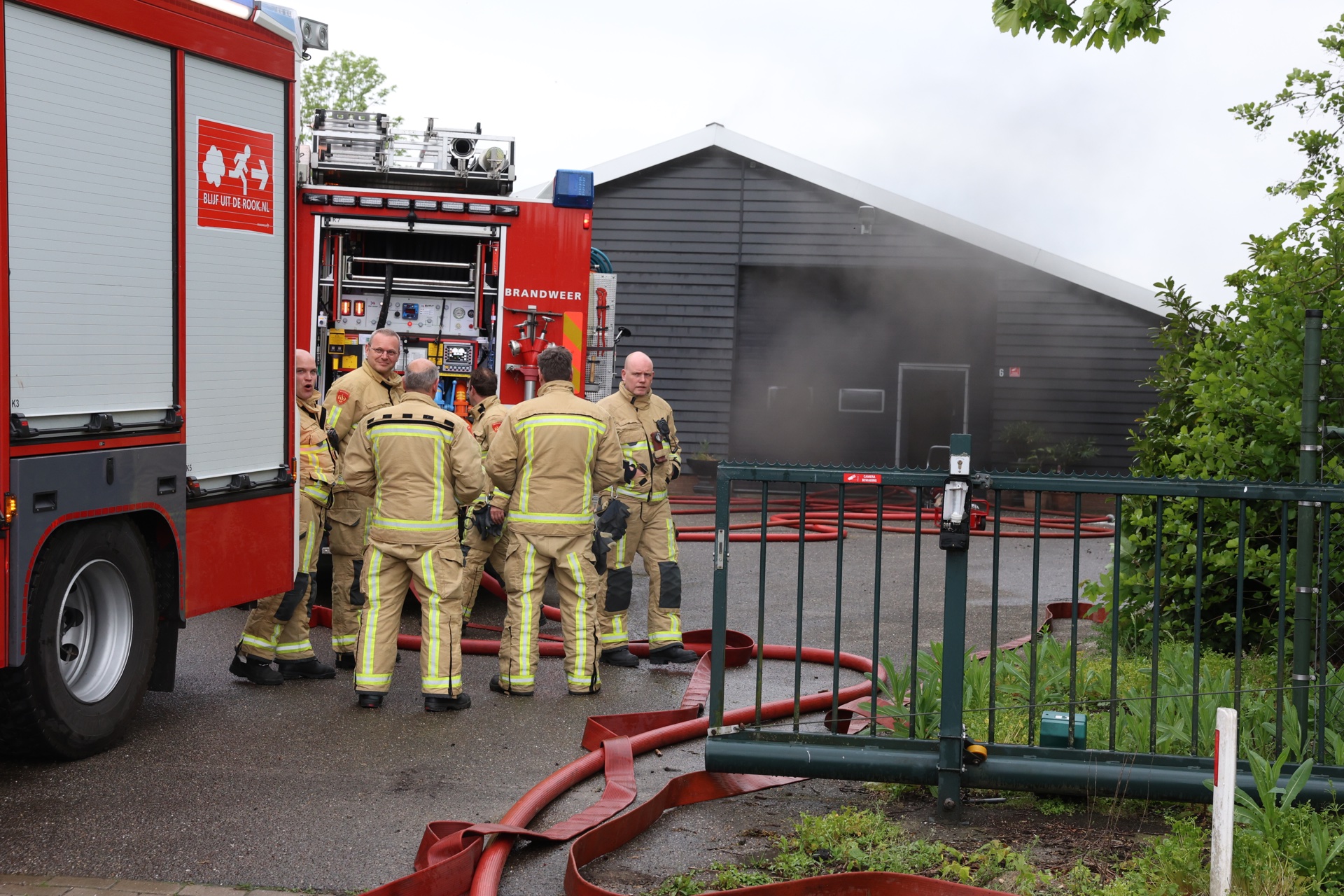 Brand in loods met meerdere auto’s