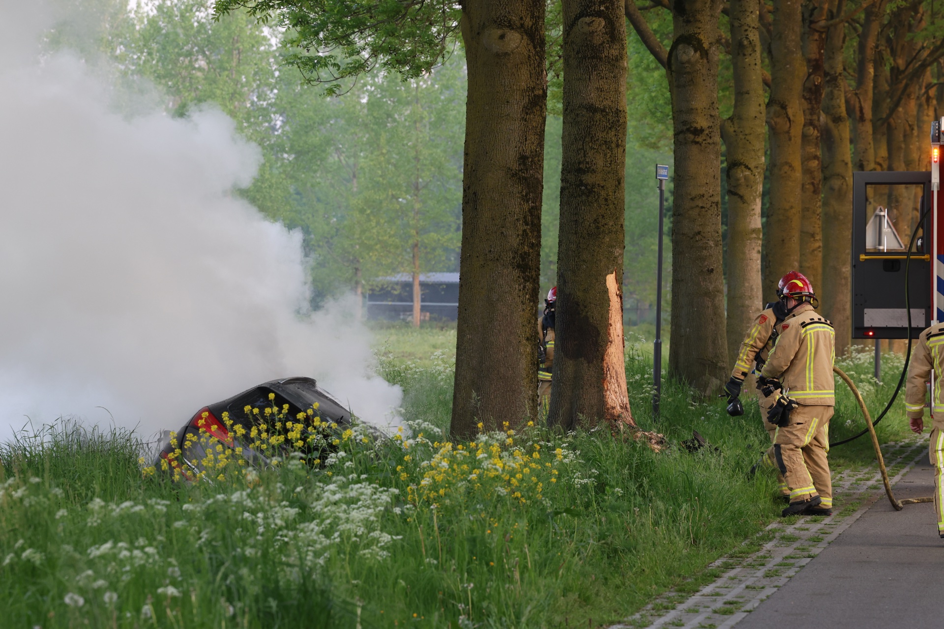 Auto vliegt in brand na zwaar ongeluk tegen boom, bestuurder gewond