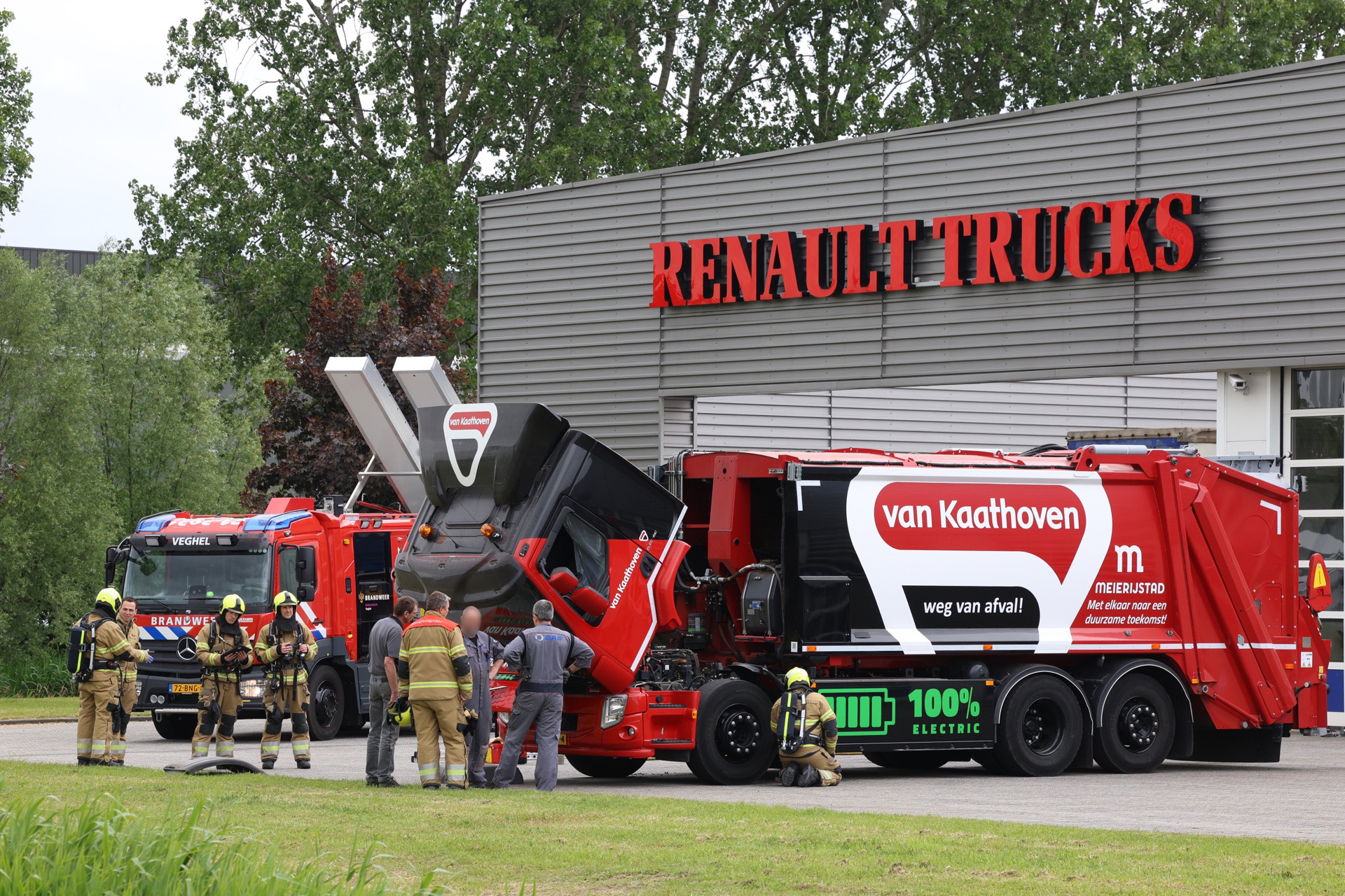 Brand in elektrische vuilniswagen aan de Doornhoek