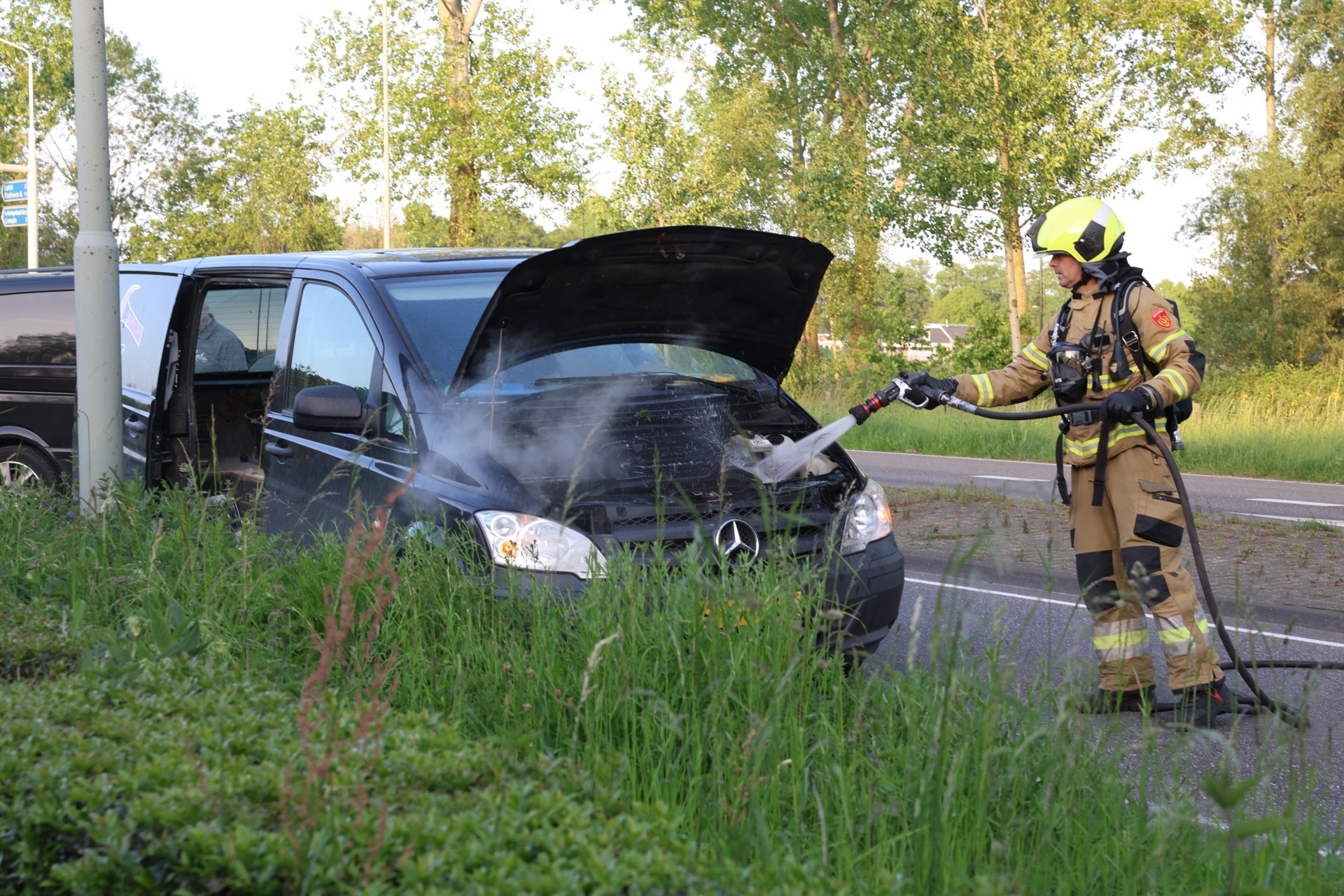 Bestelbus vliegt in brand na oververhitting