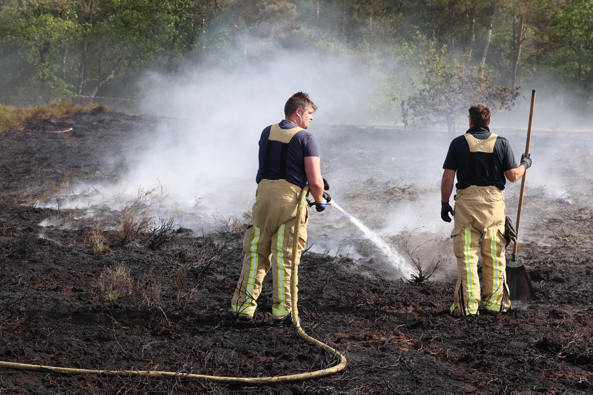 Brandweer druk bezig met blussen van natuurbrand