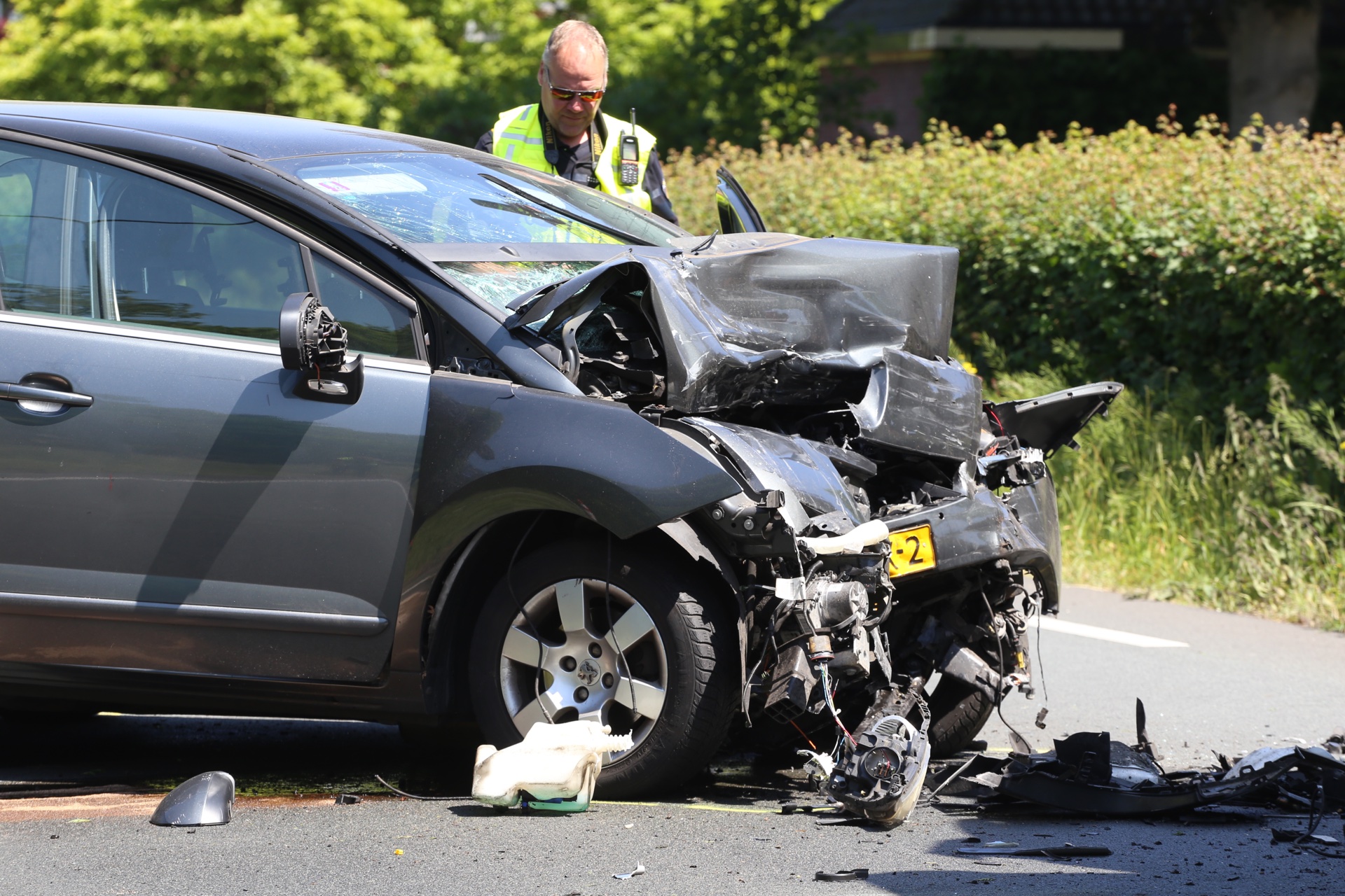 Ravage op de N65 na ongeluk tussen auto en vrachtwagen