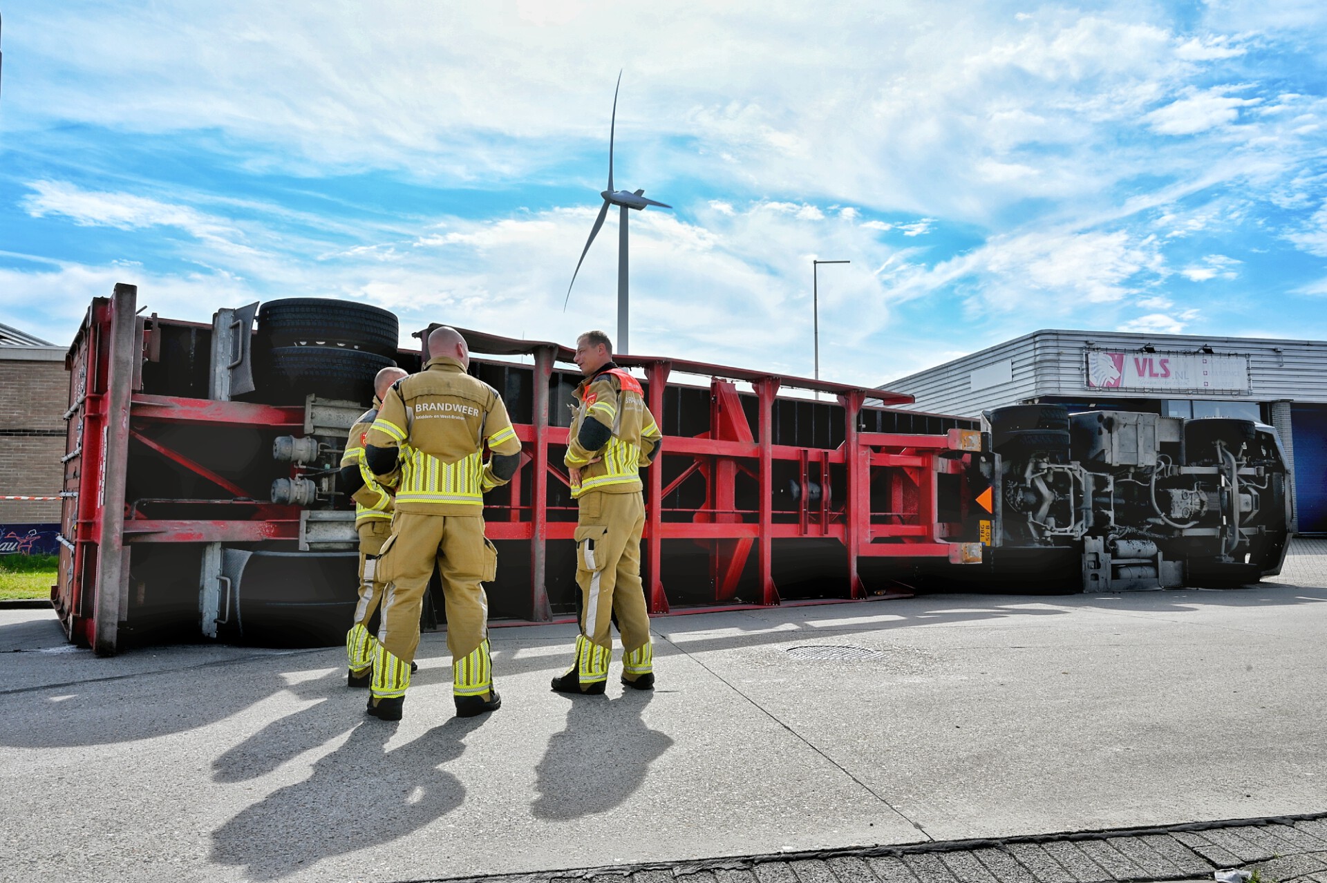 Vrachtwagen gekanteld op industrieterrein