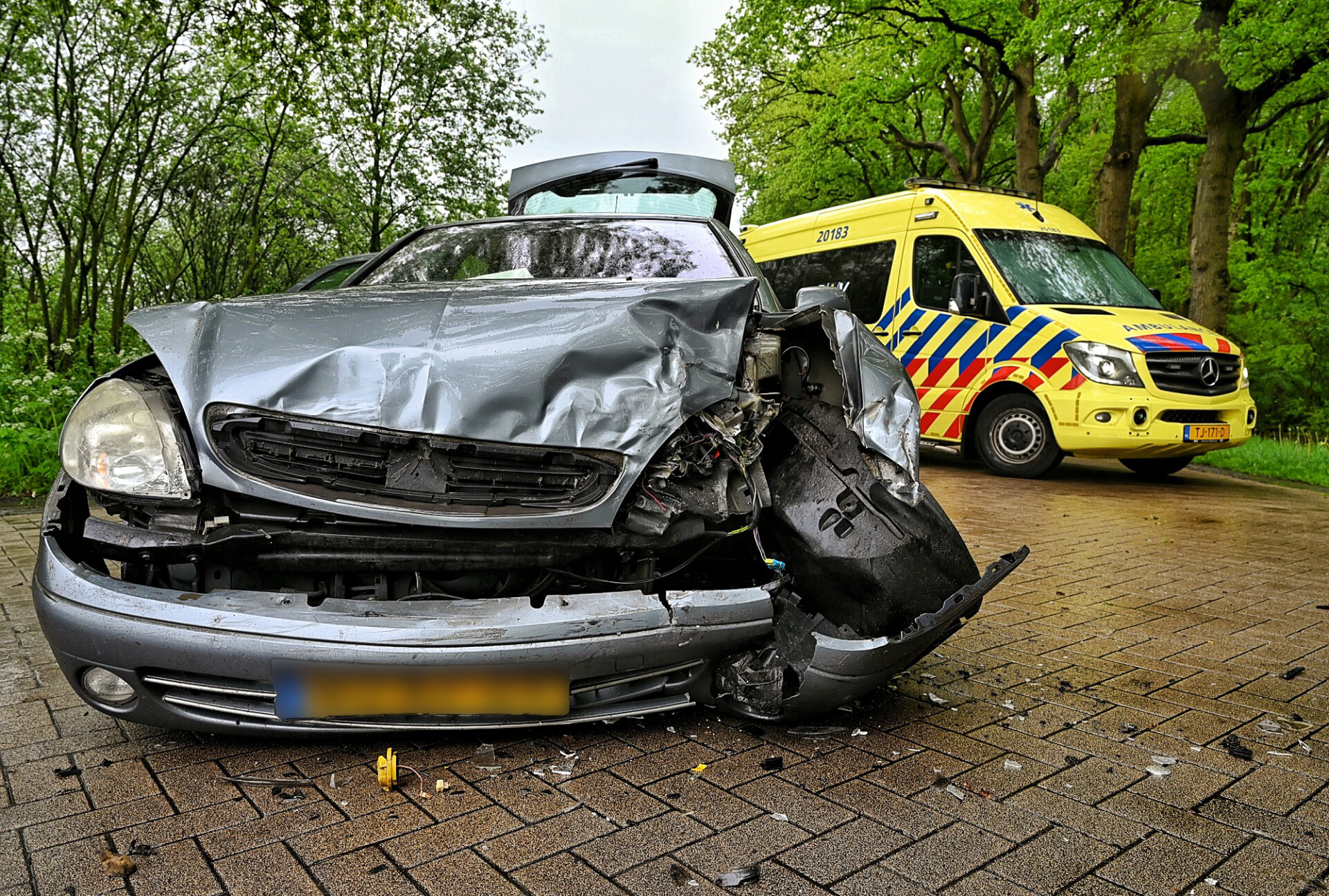 Flinke schade bij twee auto’s na botsing Biezenmortel
