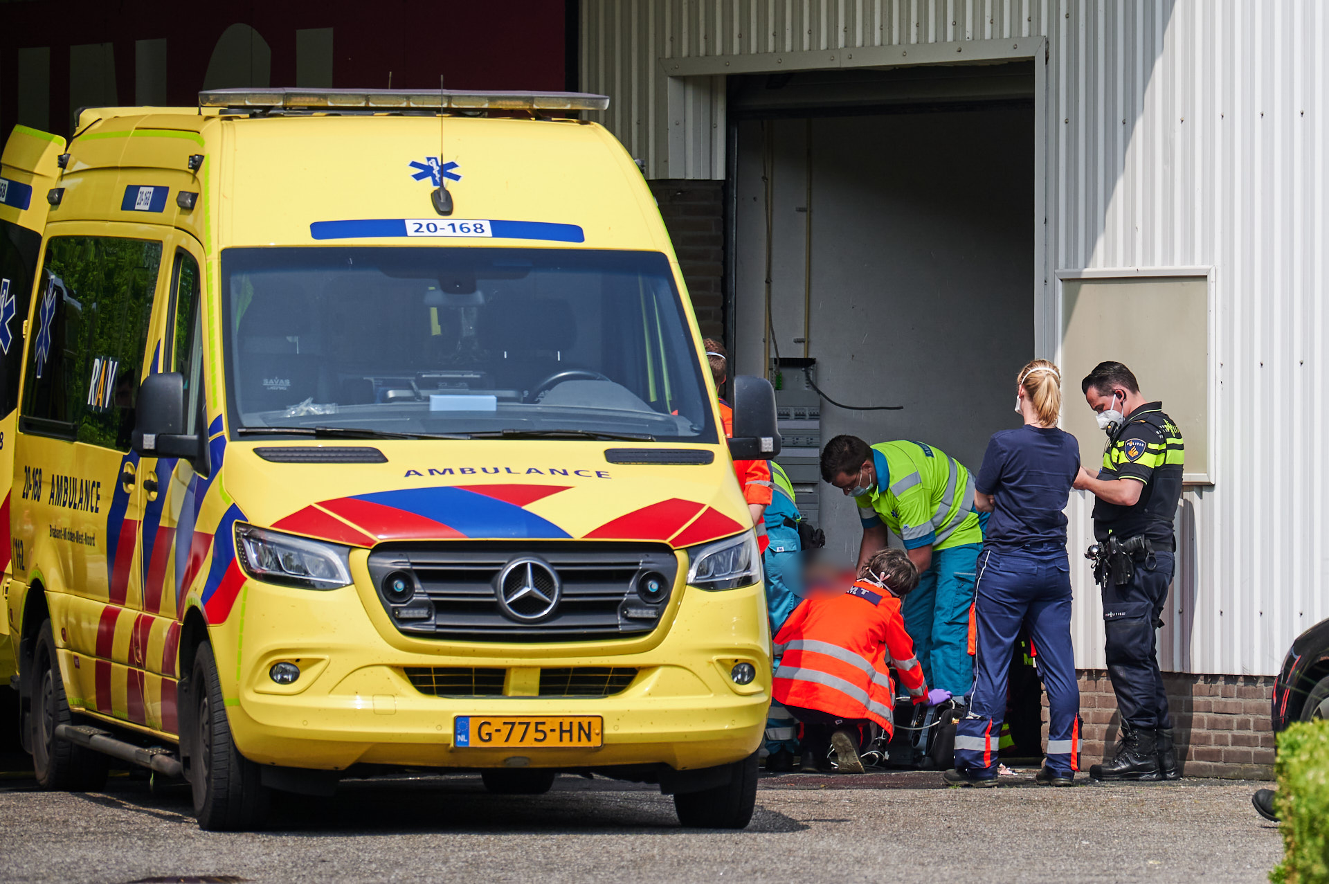 Man zakt door het dak van tankstation