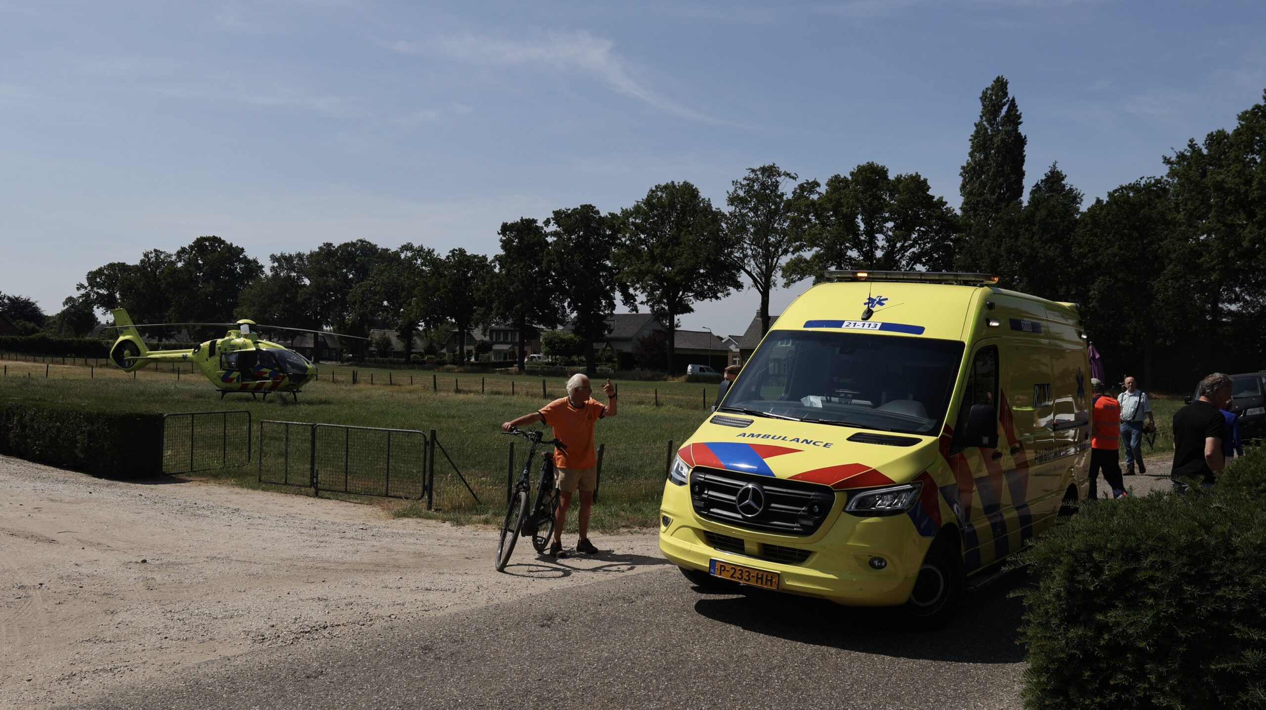 Vrouw zwaargewond na val in wegverzakking