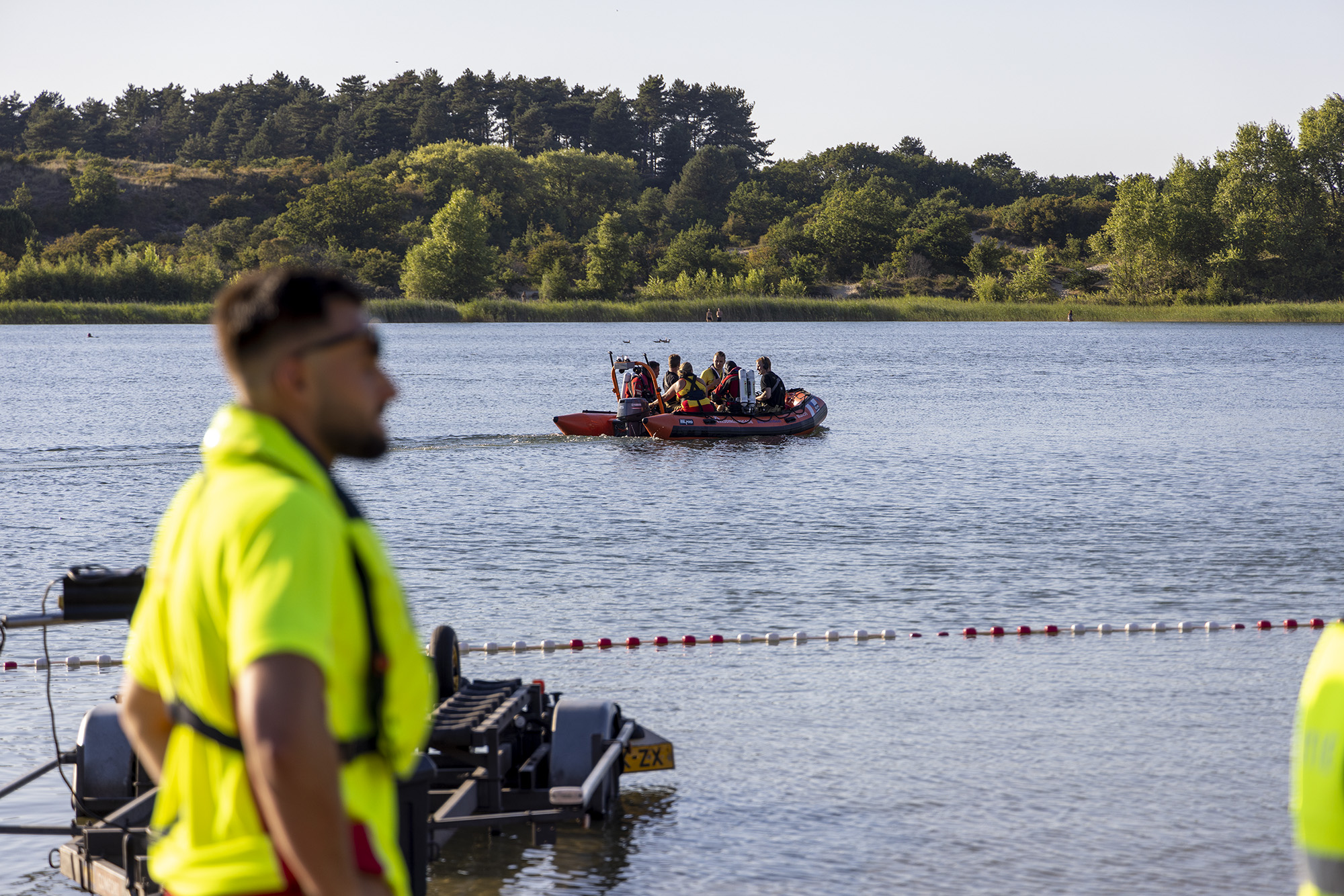 Duikers zoeken naar vermist jongetje (6), voor laatst gezien bij plas