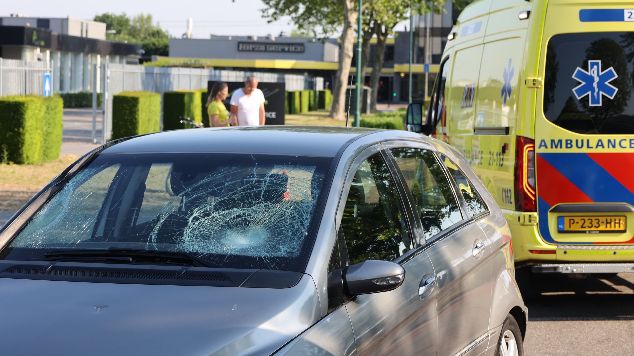 Twee jonge fietssters zwaargewond bij aanrijding met auto