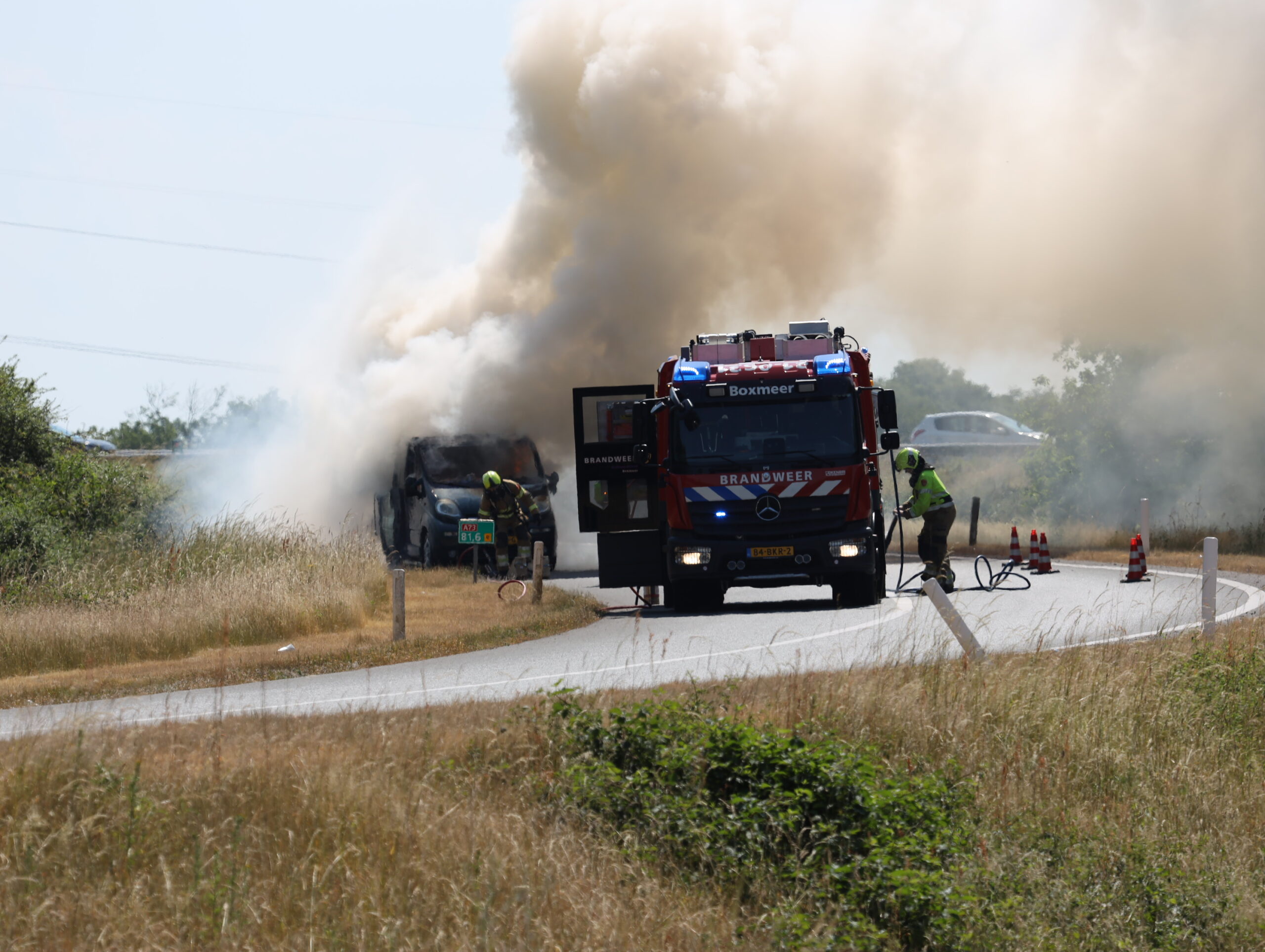 Bestelbusje brandt uit op snelweg