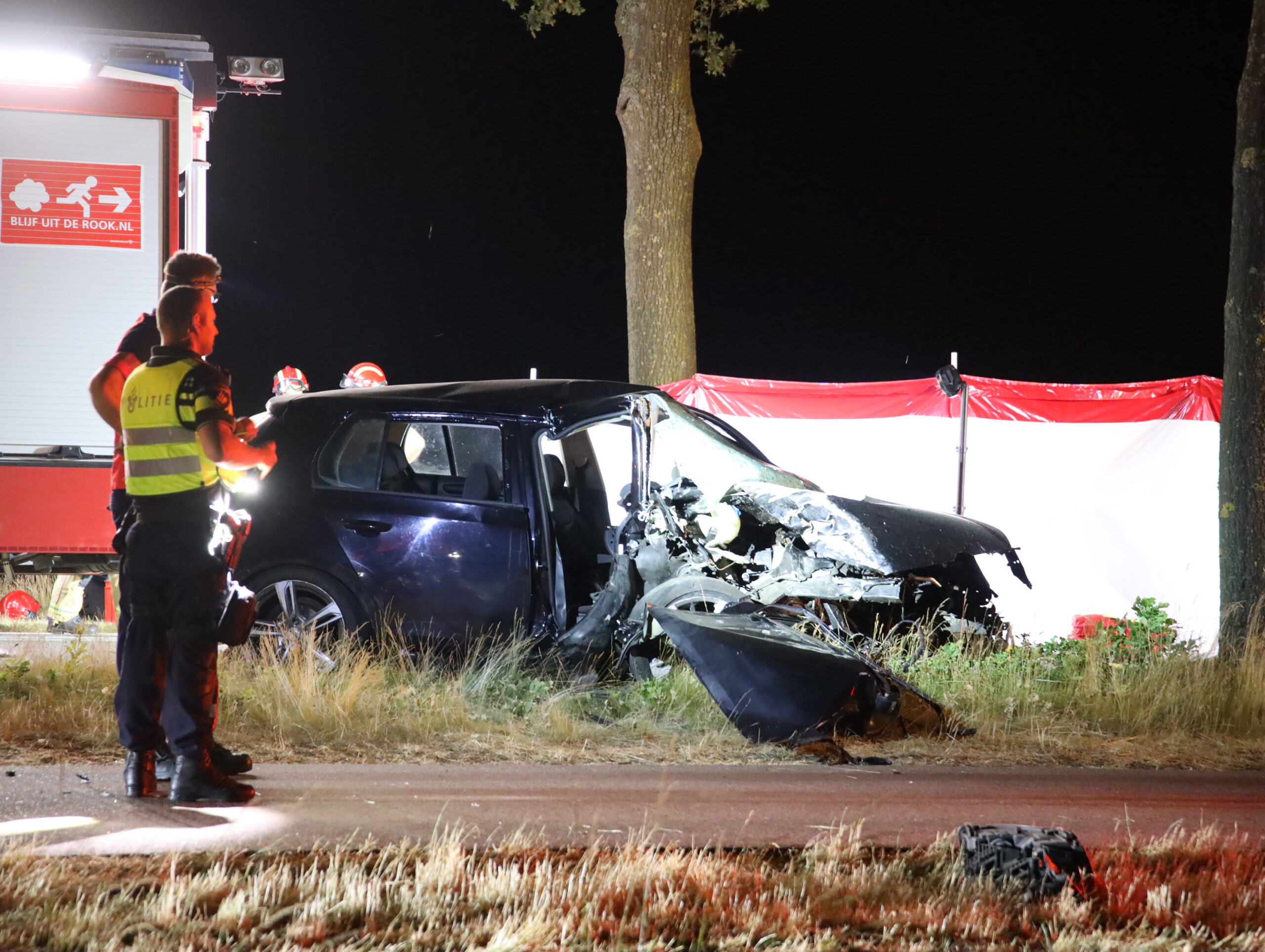 Man (20) dood bij botsing tegen boom