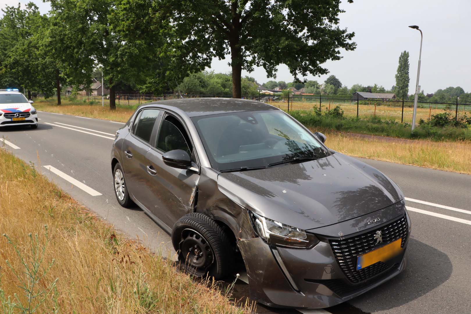 Auto en lijnbus botsen op elkaar